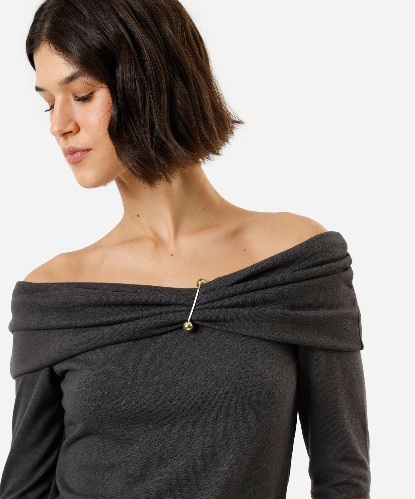 blusa feminina ombro a ombro manga longa com fivela cinza