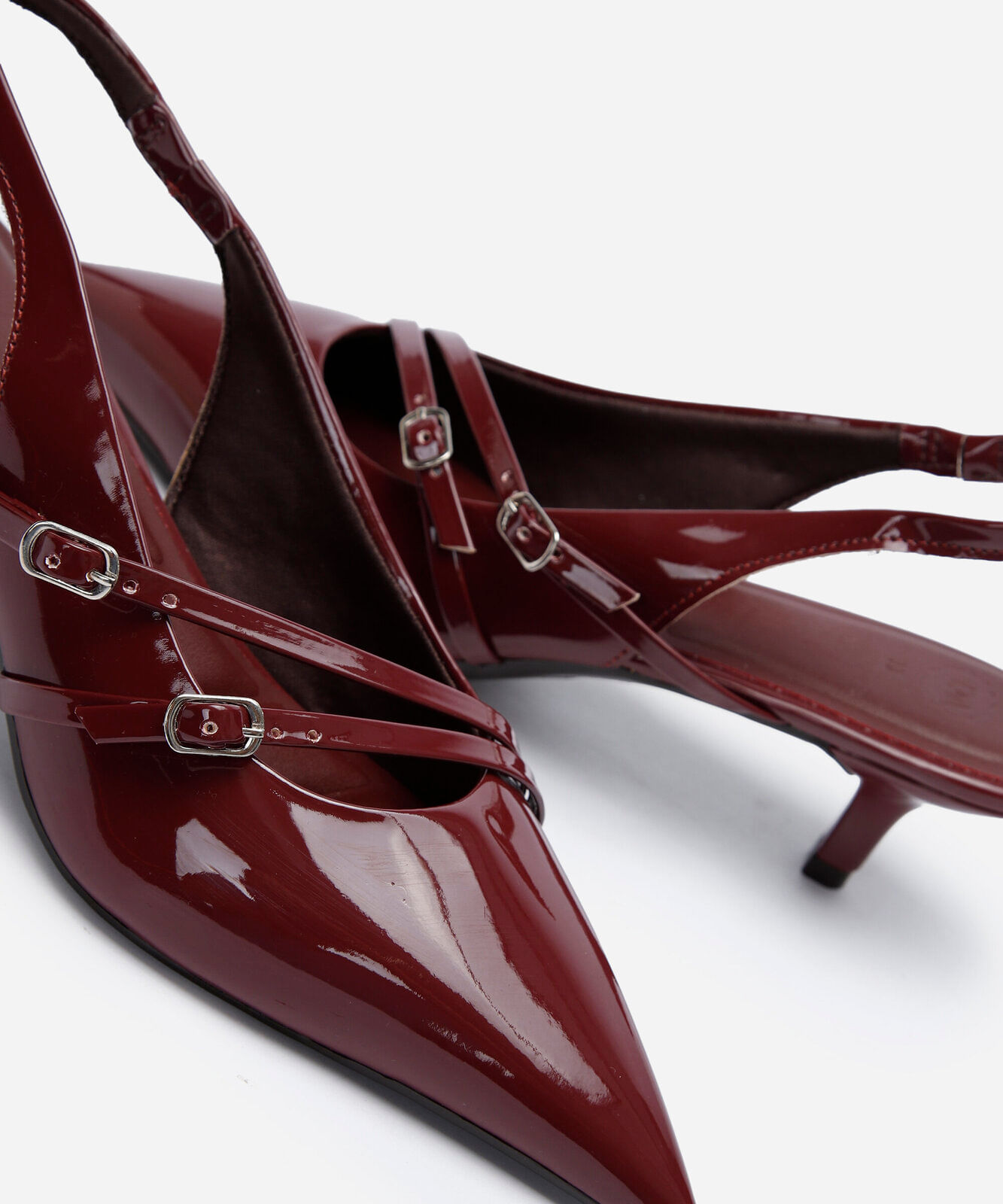 scarpin slingback bico fino salto baixo vinho