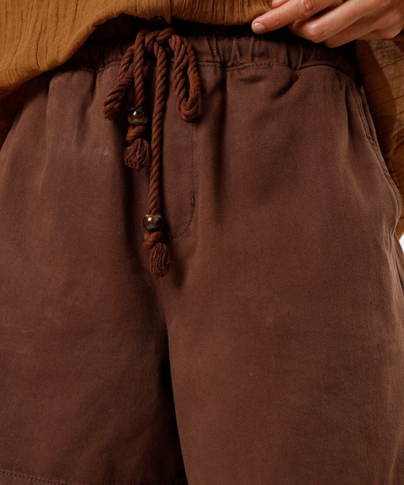 short clochard feminino de sarja com cordão marrom
