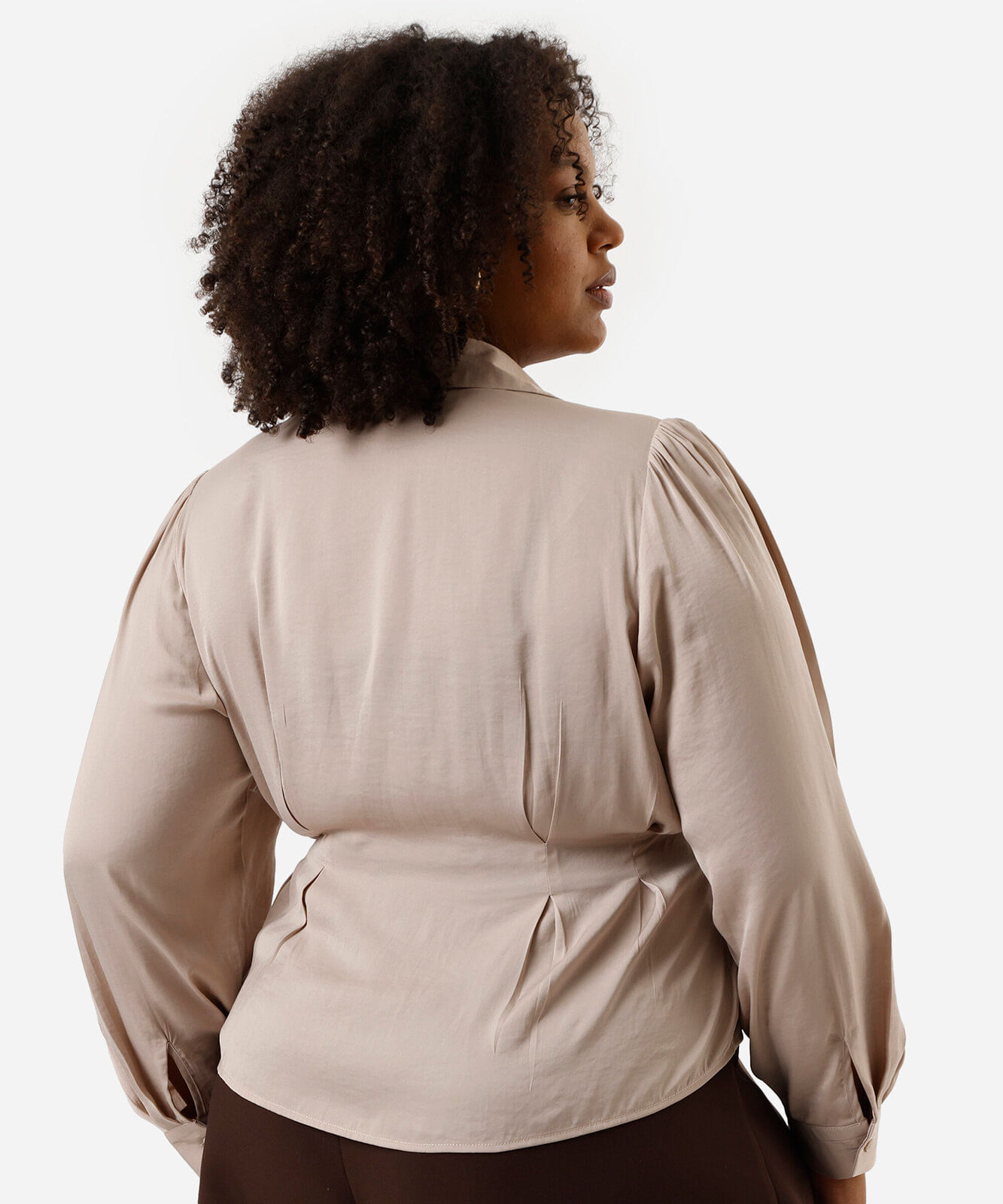 camisa feminina com pregas acetinada plus size bege