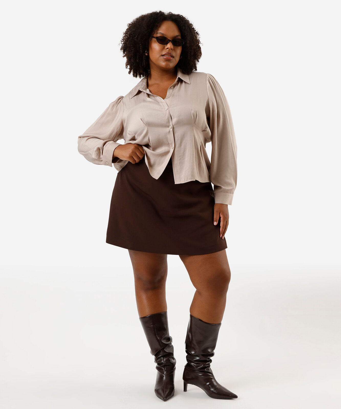camisa feminina com pregas acetinada plus size bege