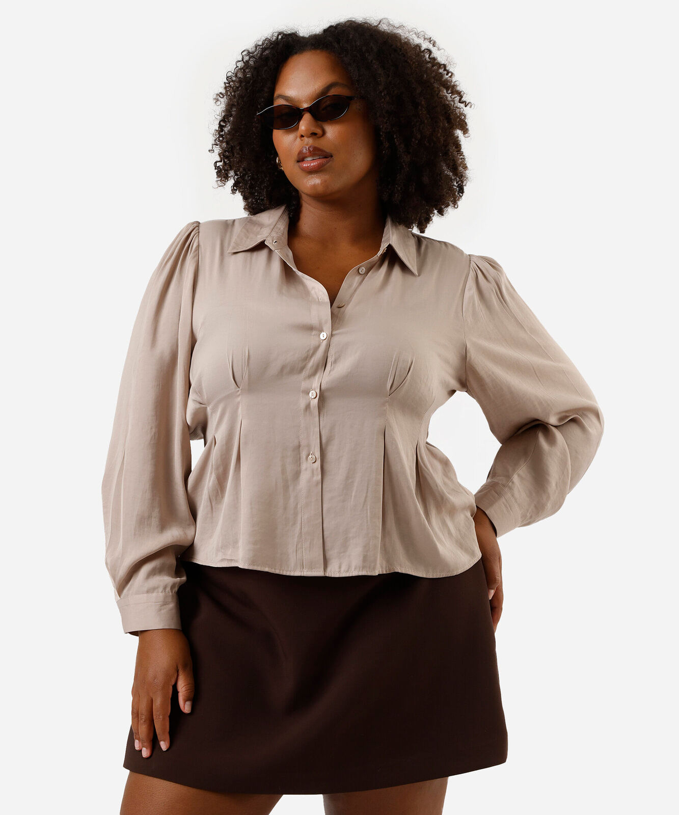 camisa feminina com pregas acetinada plus size bege