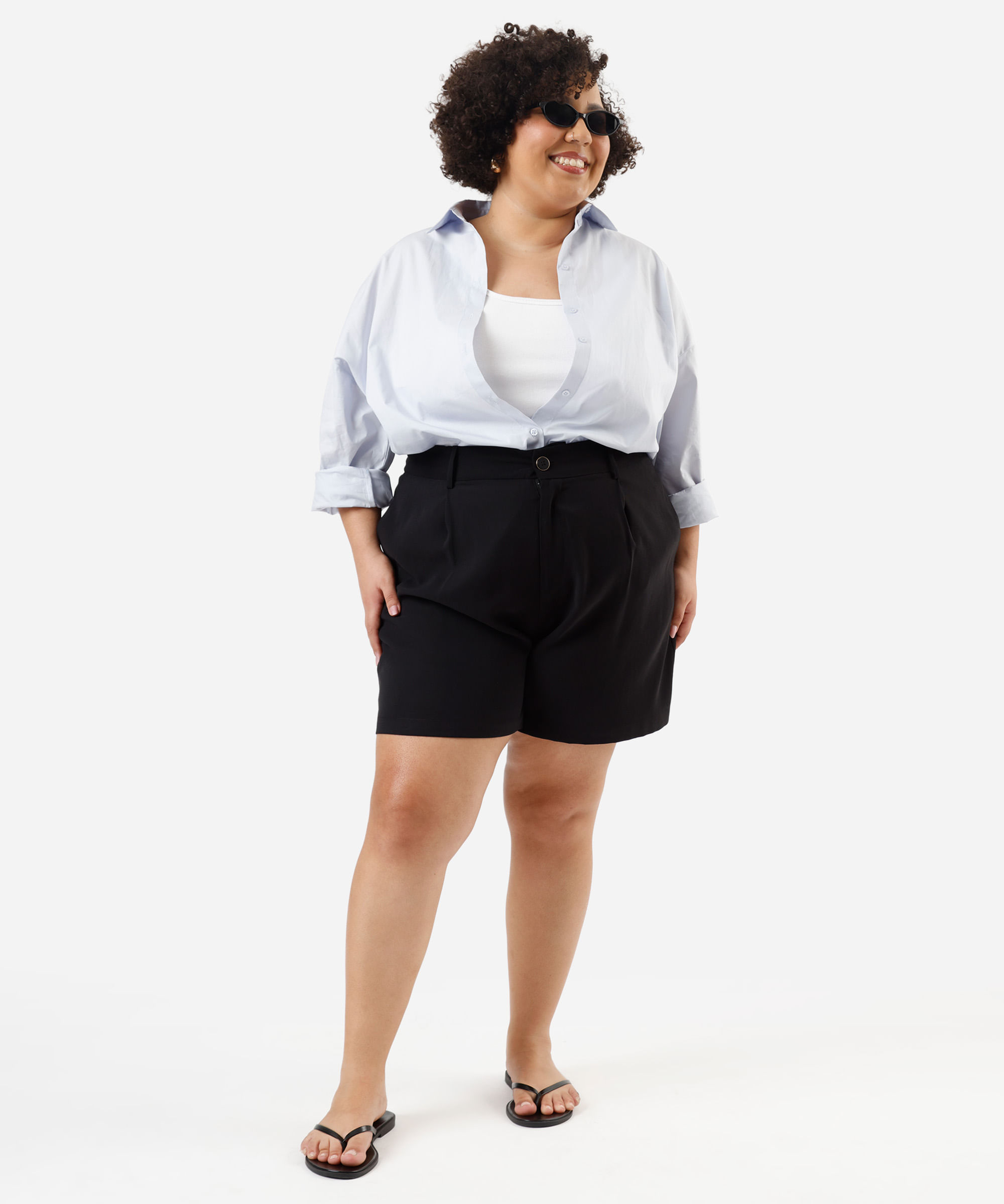 short feminino de alfaiataria com pregas plus size preto
