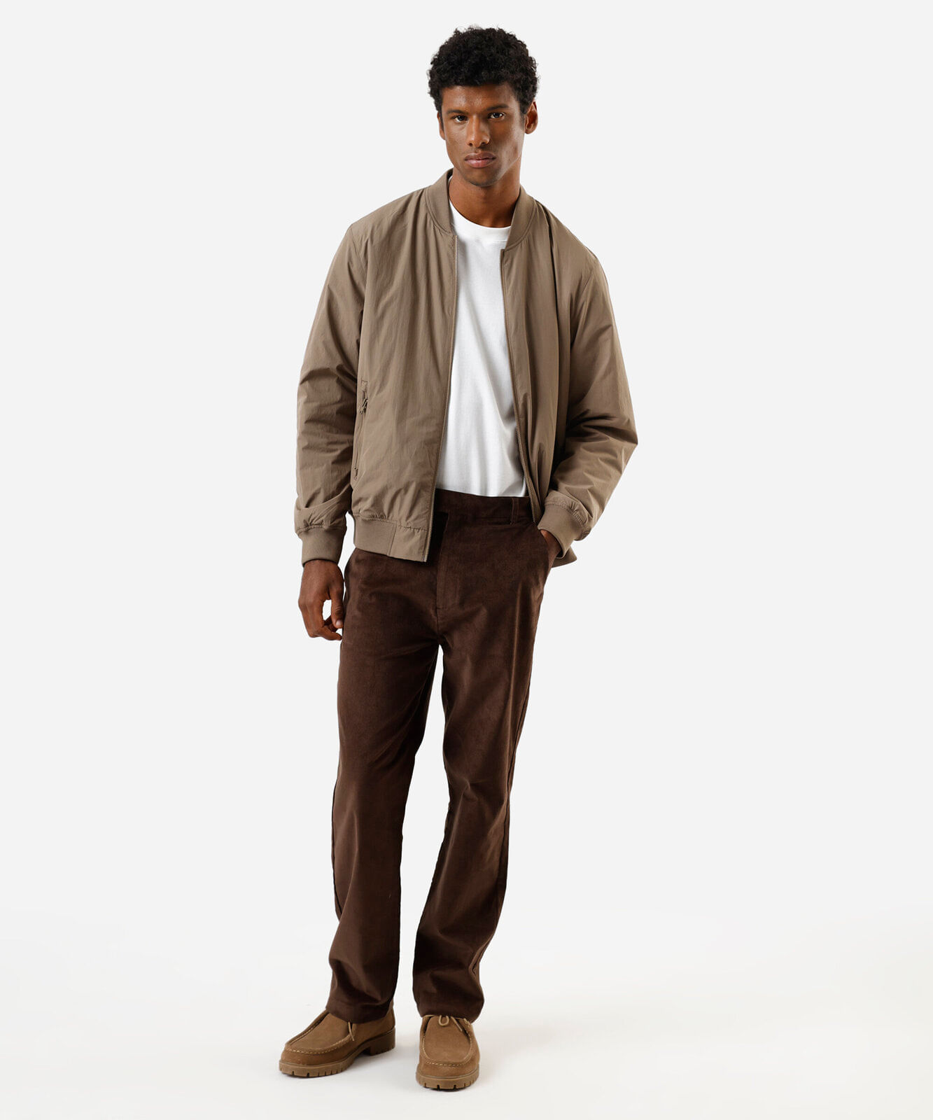 calça chino reta masculina de veludo cotelê marrom