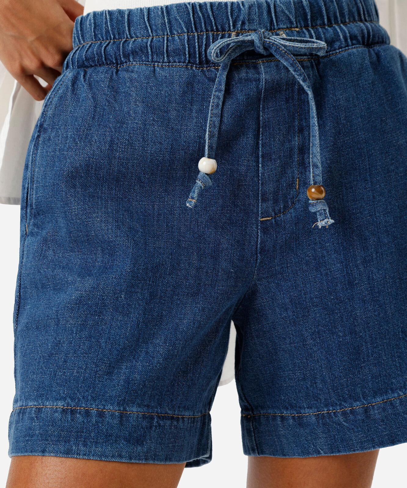 short clochard feminino jeans com cordão azul