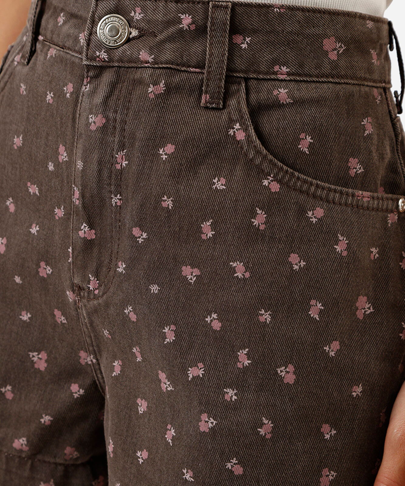 short mom feminino de sarja cintura alta floral marrom