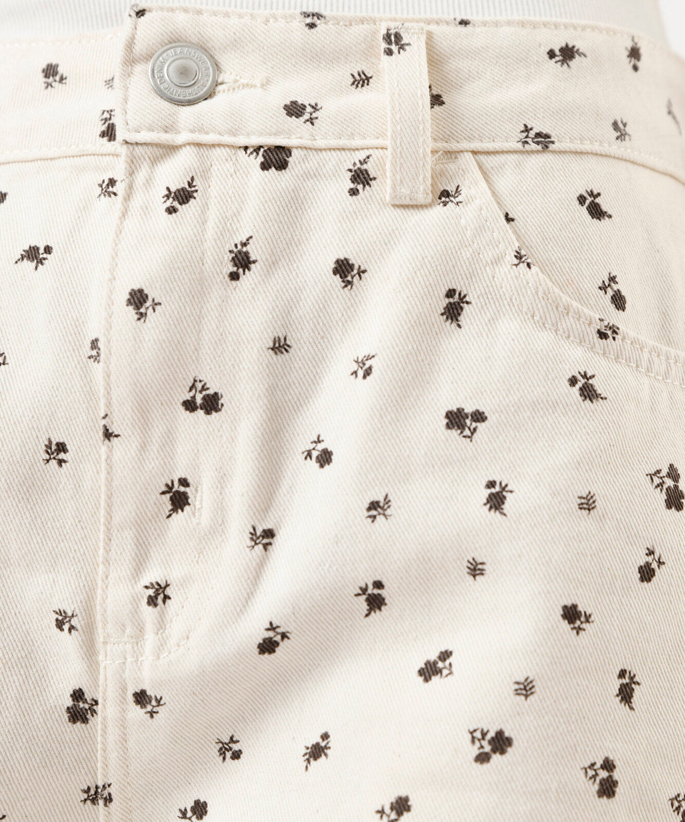 short mom feminino de sarja floral cintura alta bege