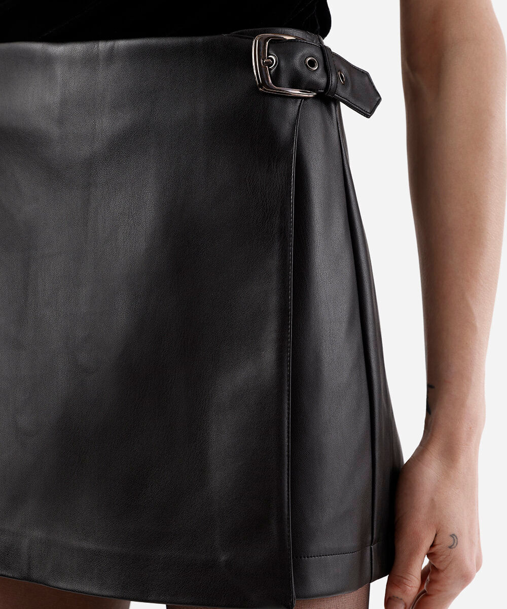 short saia feminino de poliuretano preto