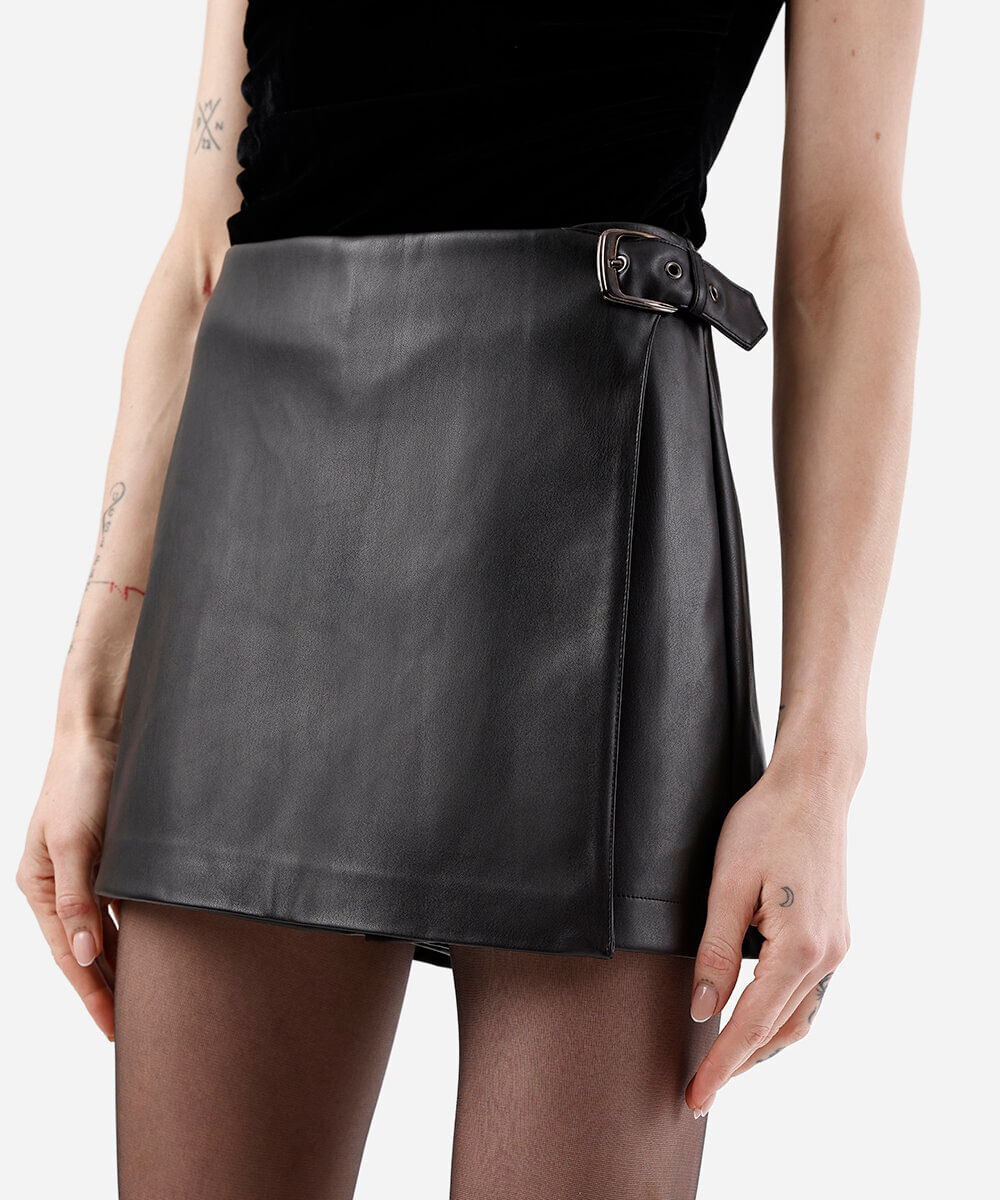 short saia feminino de poliuretano preto