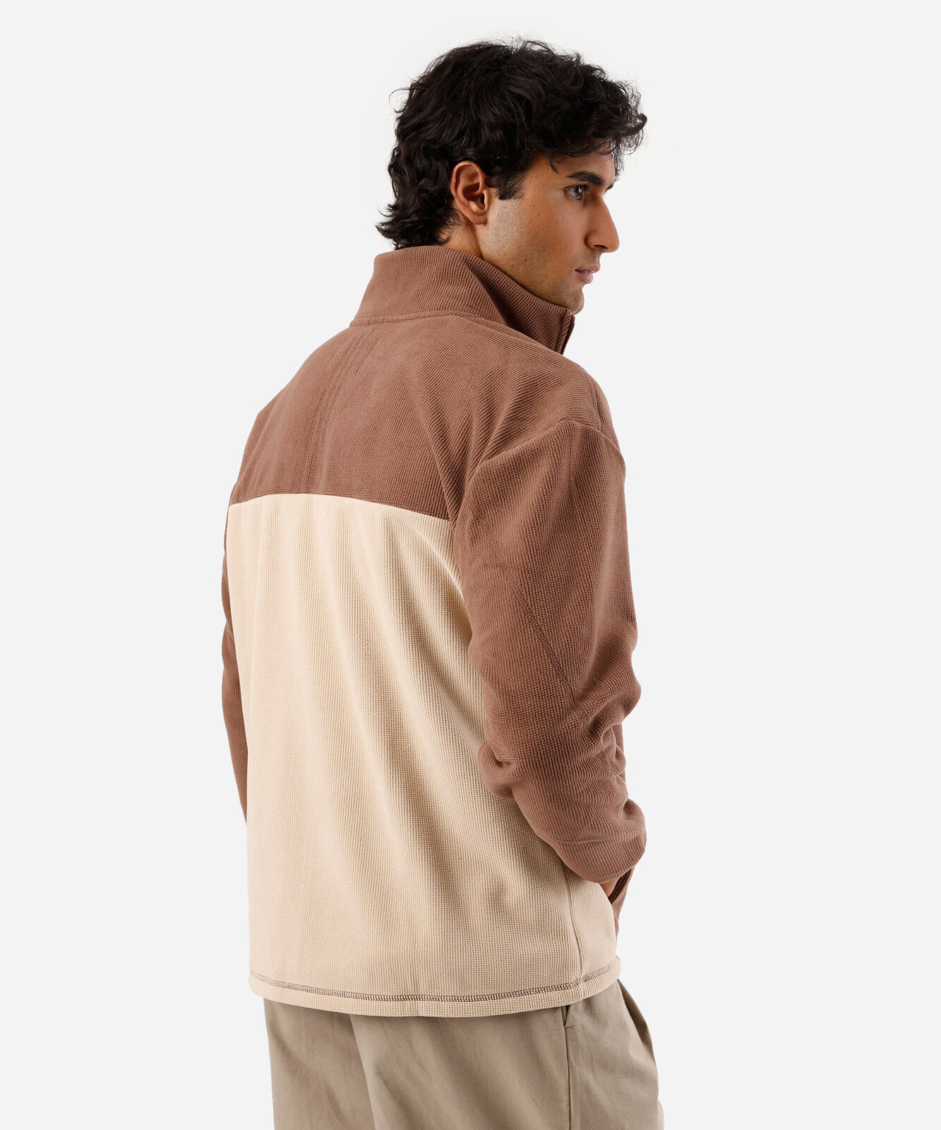jaqueta masculina gola alta com recorte canelada marrom
