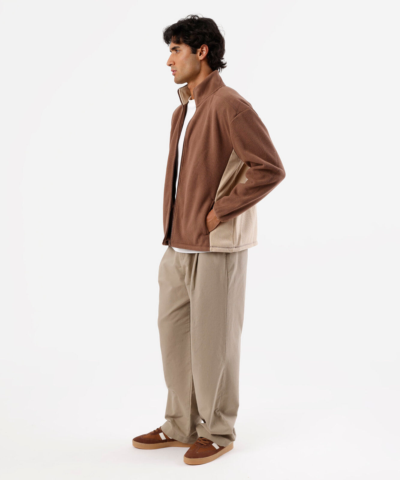jaqueta masculina gola alta com recorte canelada marrom