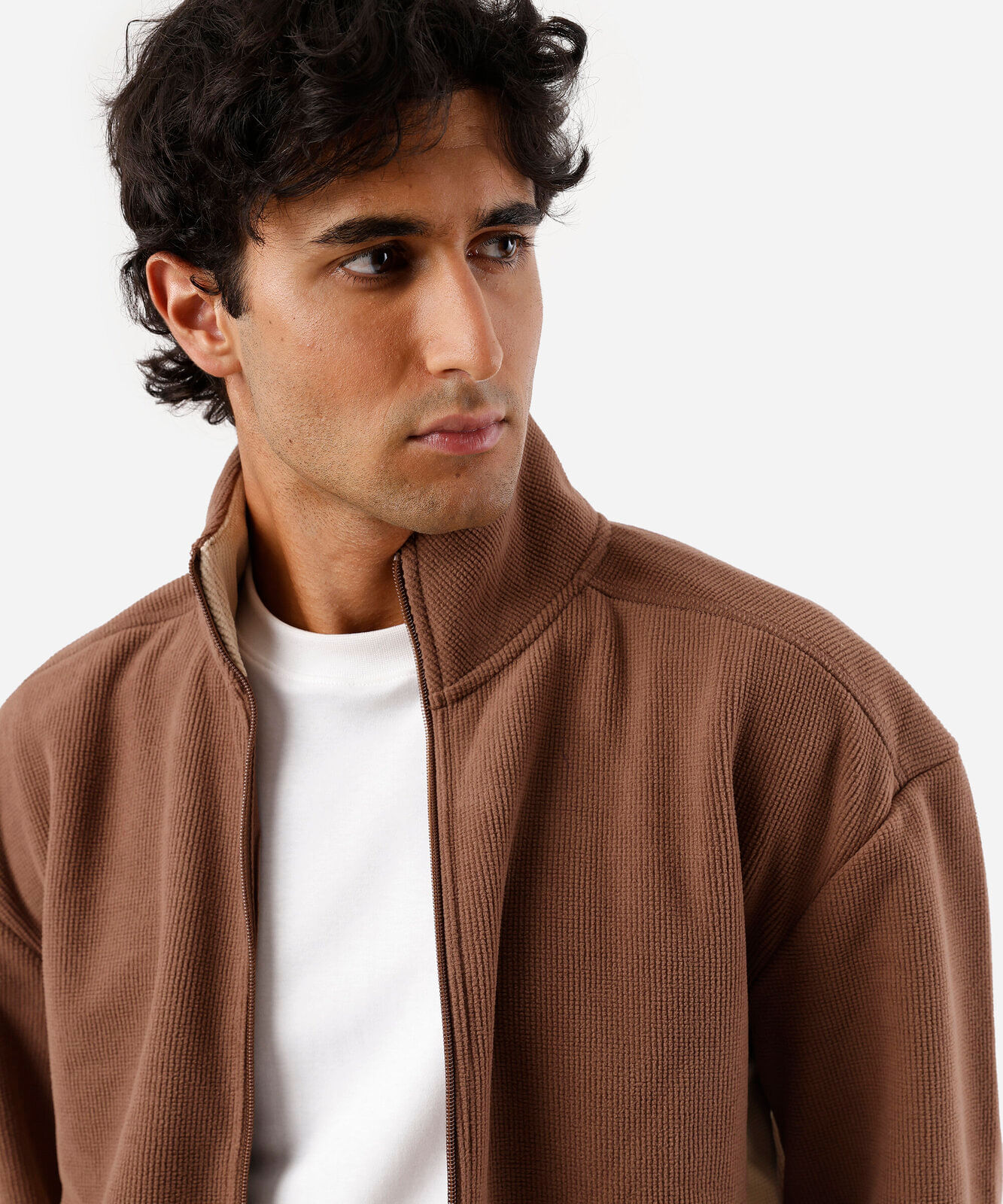 jaqueta masculina gola alta com recorte canelada marrom