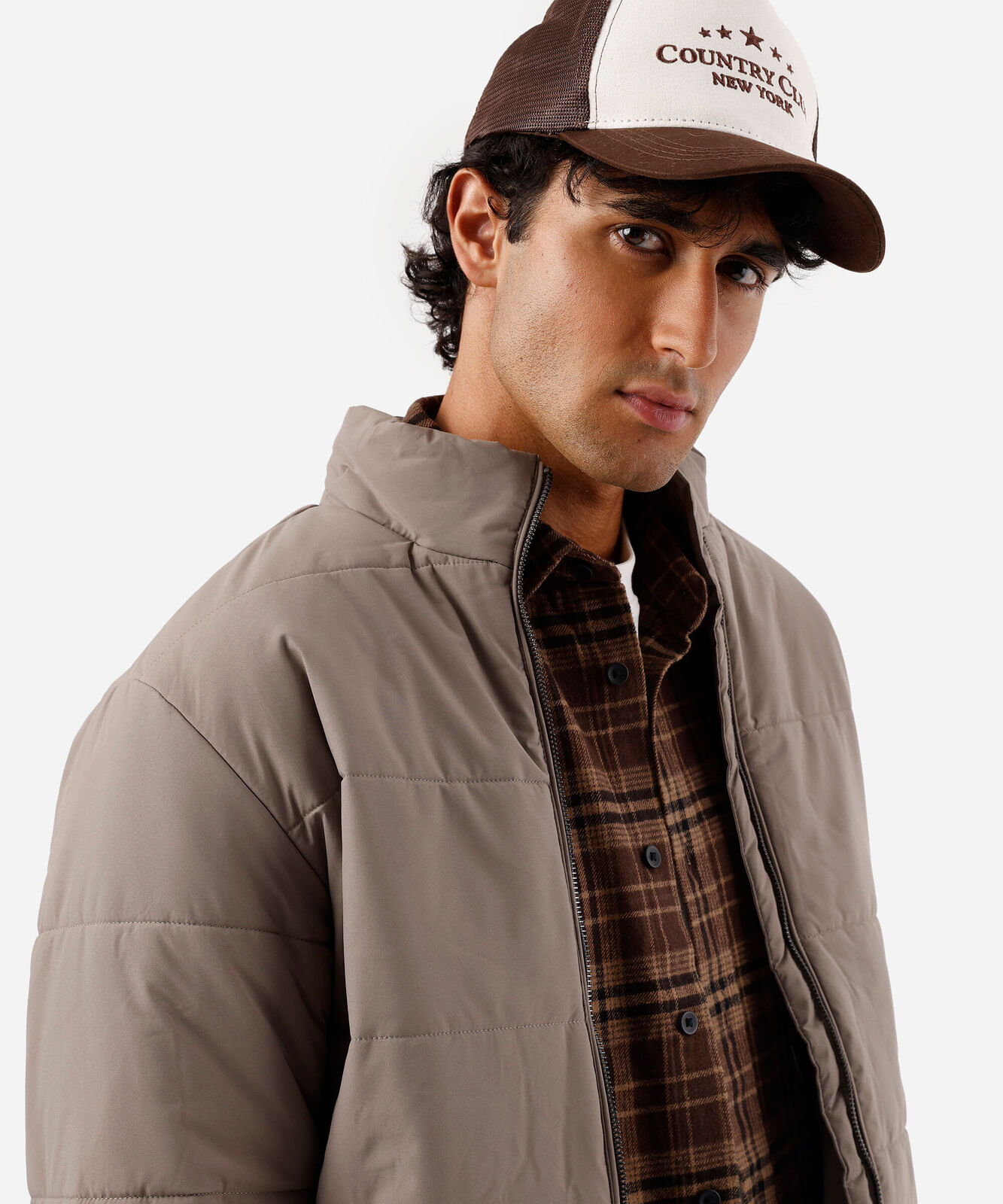 jaqueta puffer masculina gola alta com bolsos marrom