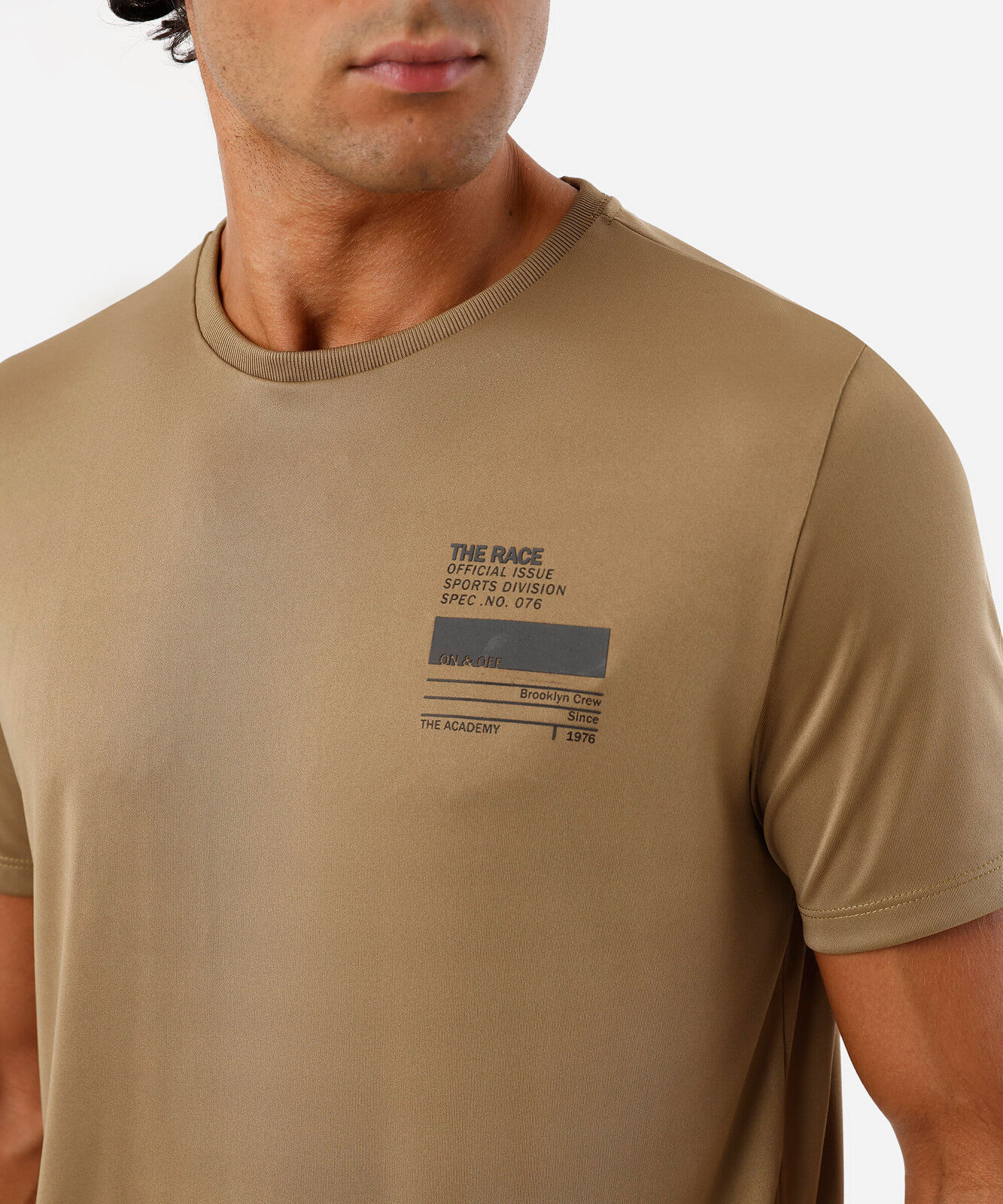 camiseta esportiva masculina manga curta estampada bege