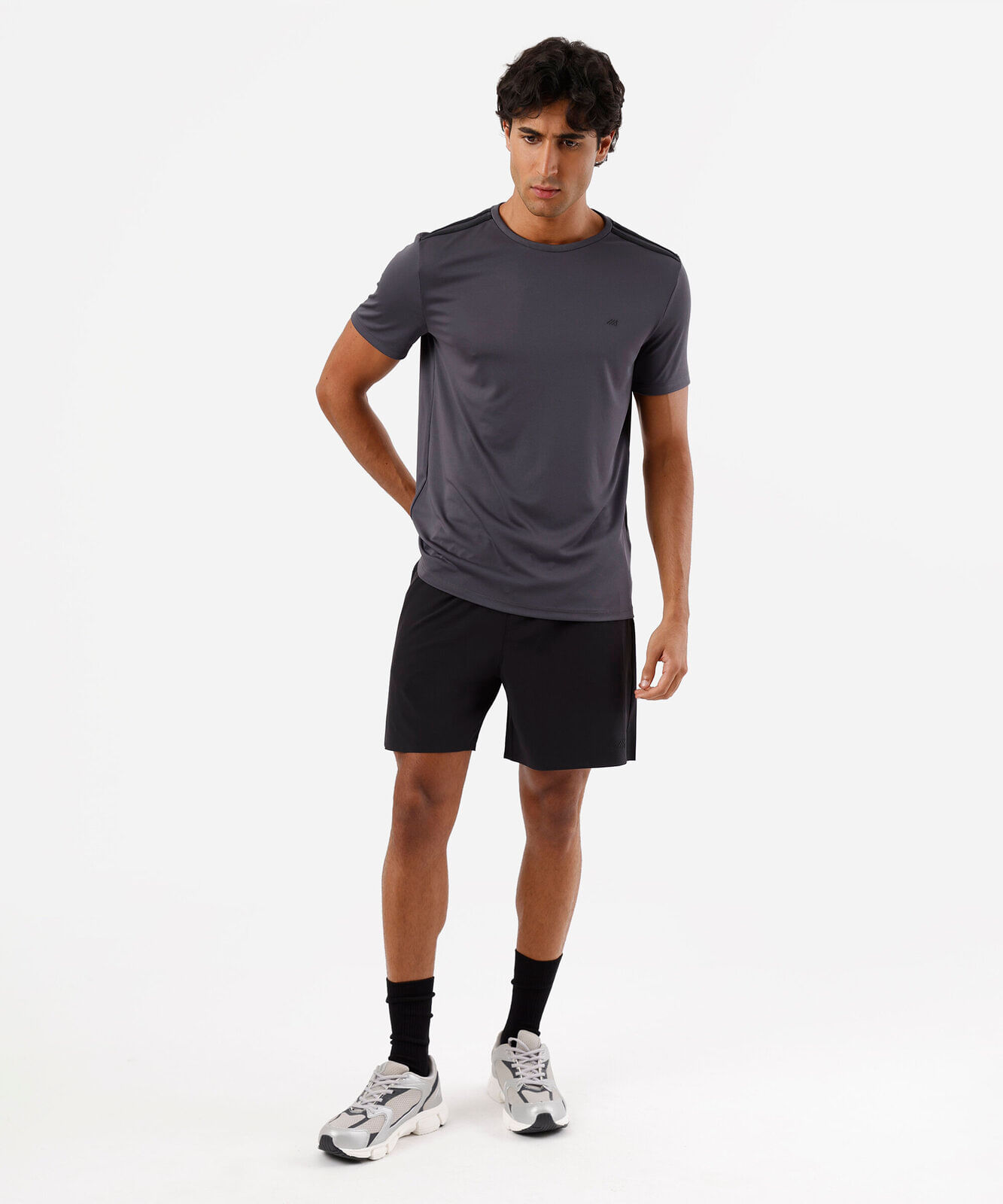 camiseta esportiva masculina com listras cinza