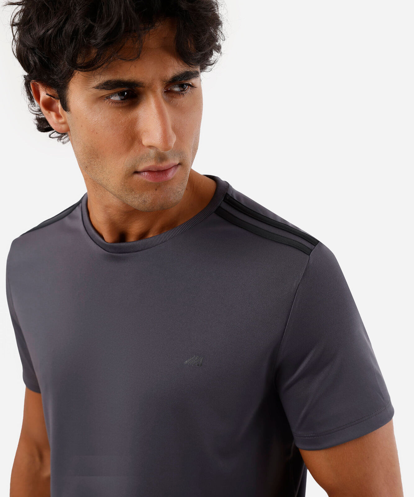 camiseta esportiva masculina com listras cinza