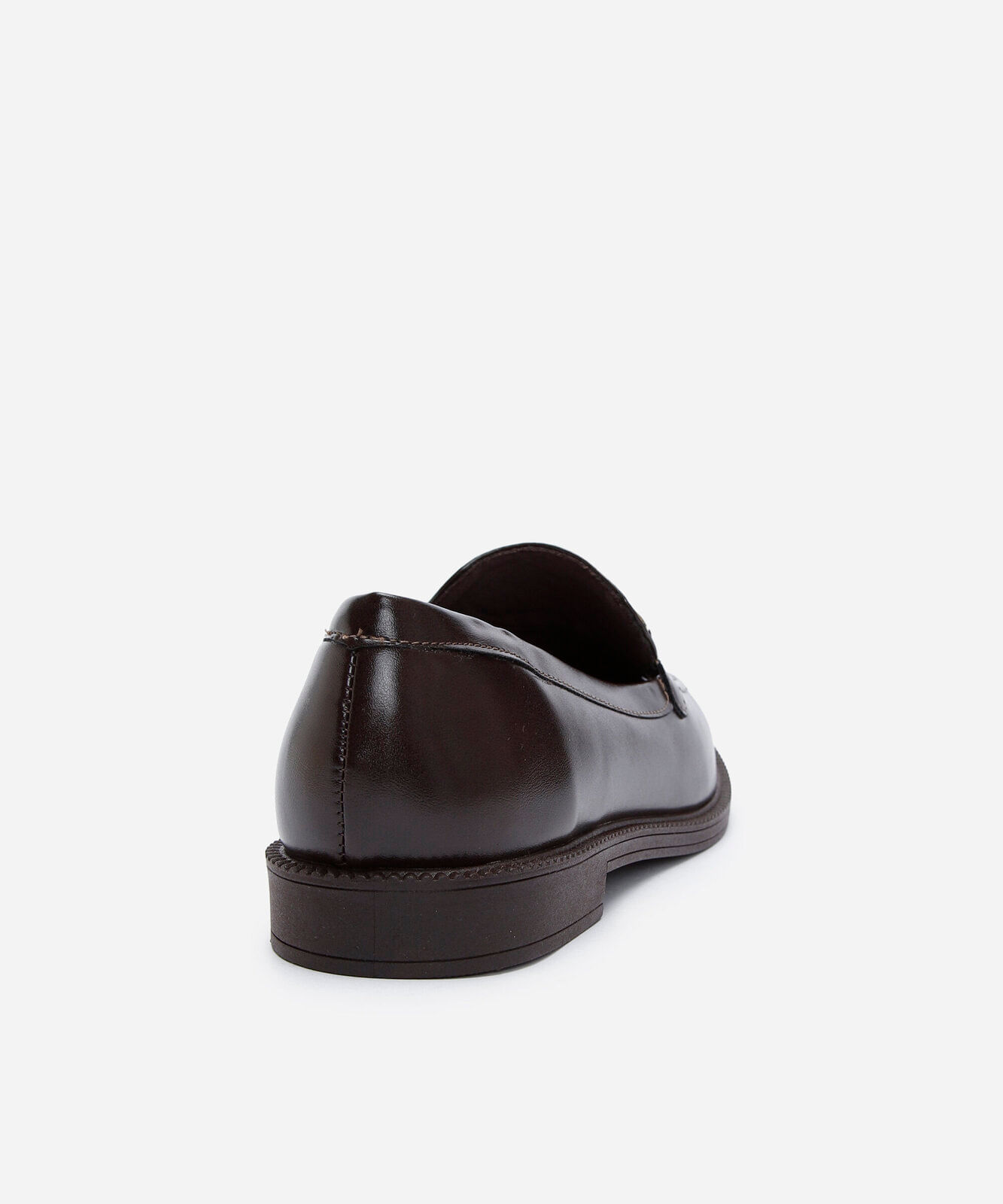 mocassim bico redondo com fivela marrom