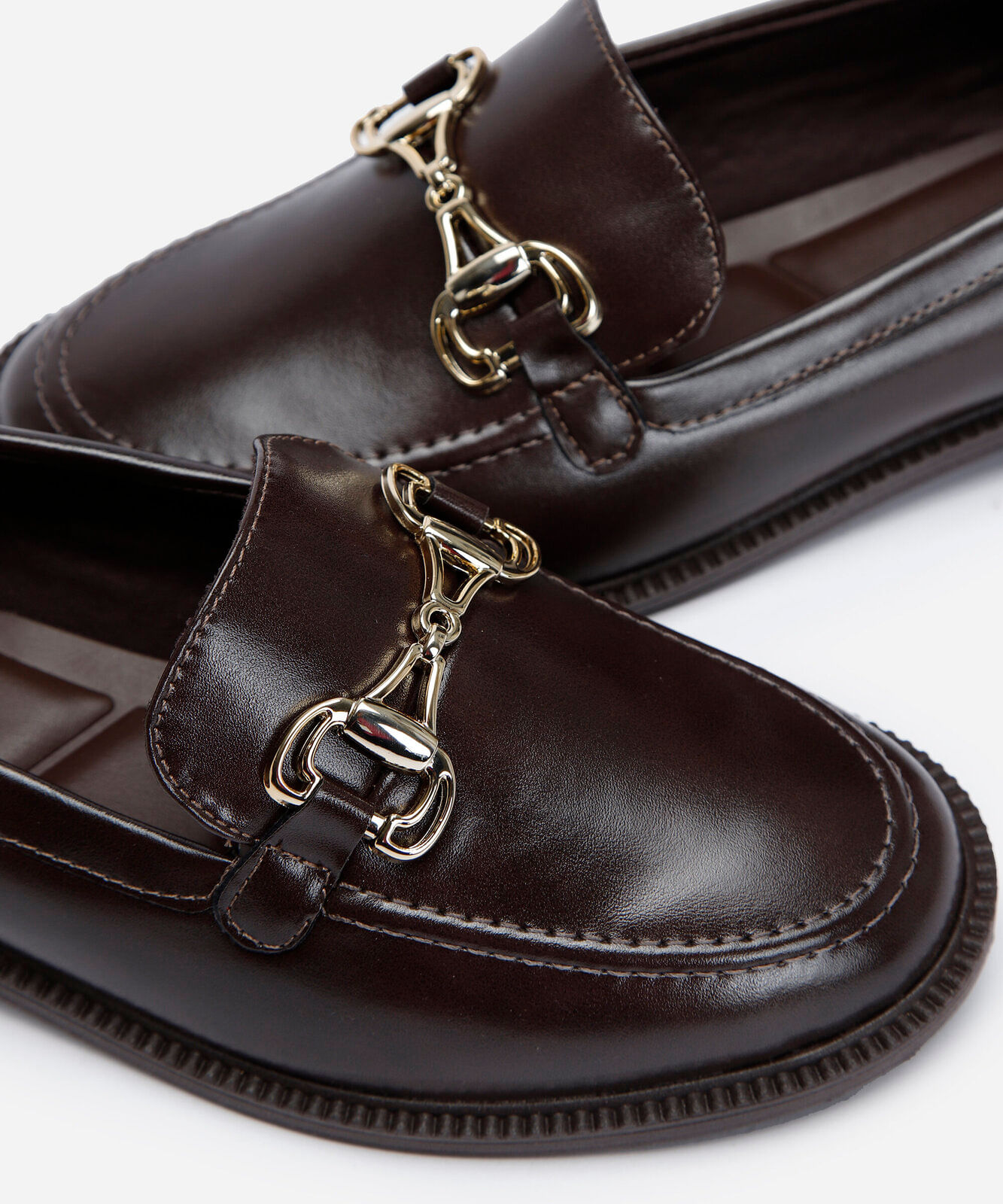 mocassim bico redondo com fivela marrom