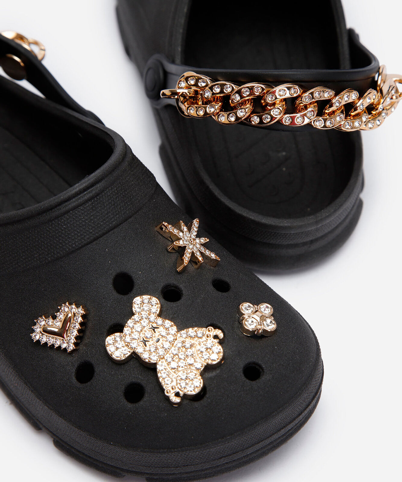 babuche infantil com pingentes preta