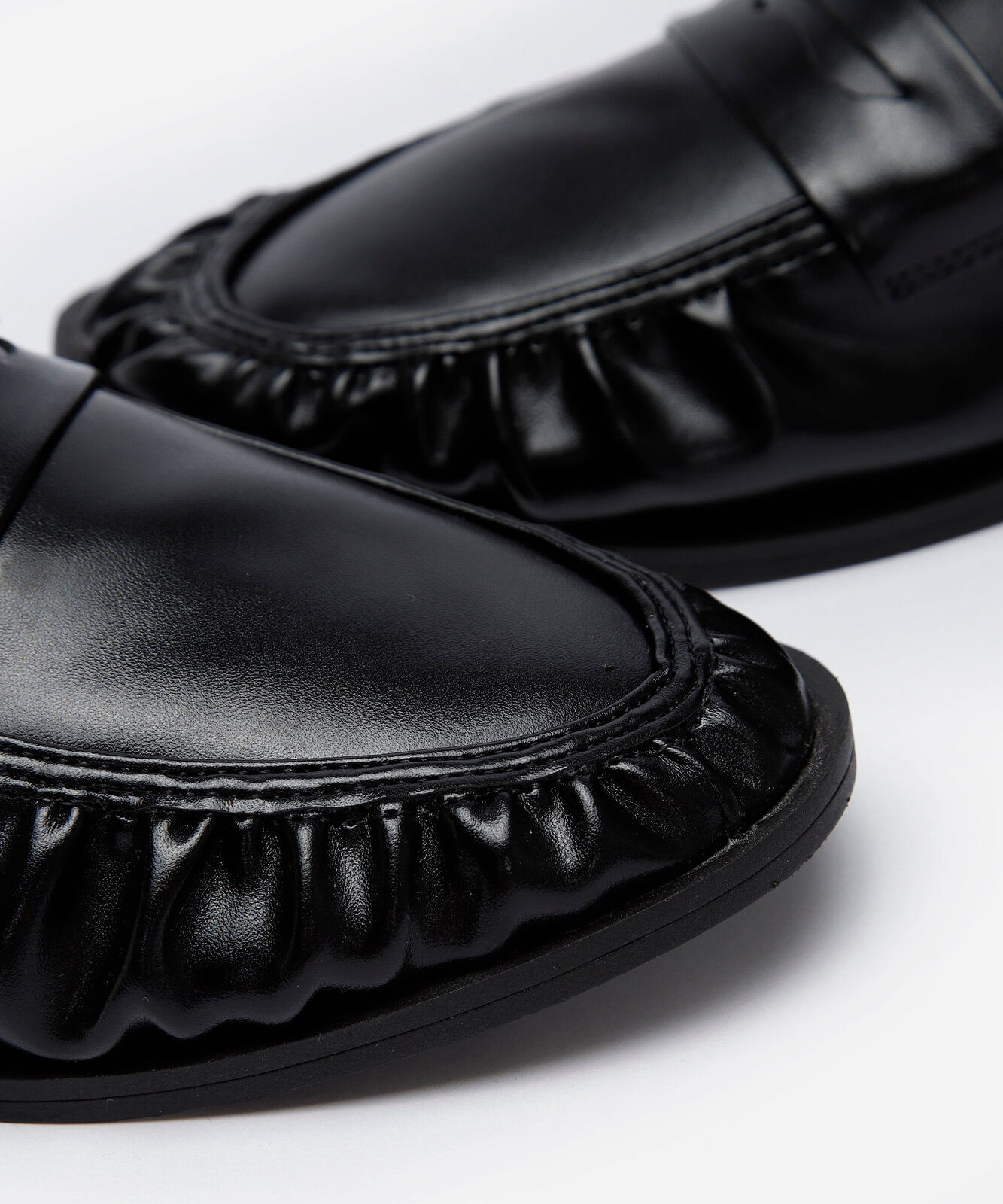 mocassim bico redondo franzido preto