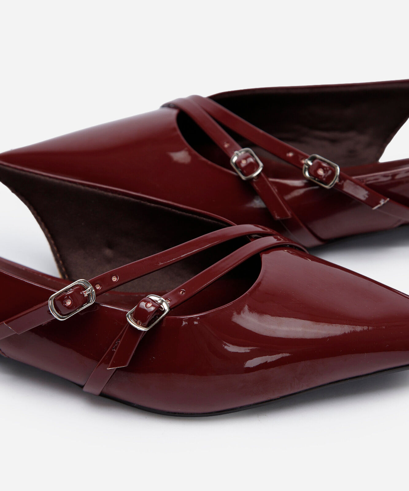 sapatilha slingback bico fino com fivelas vinho