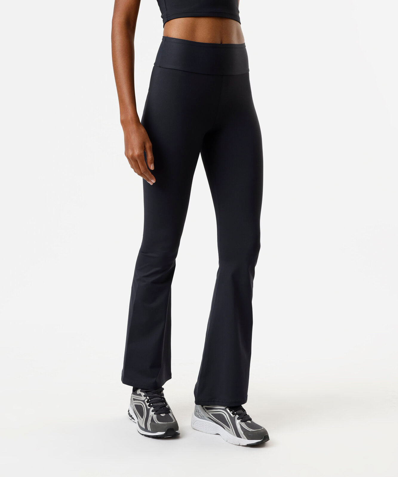 calça legging flare esportiva feminina de poliamida preta