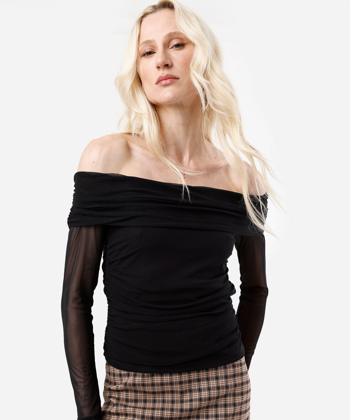 blusa feminina de tule ombro a ombro manga longa franzida preta