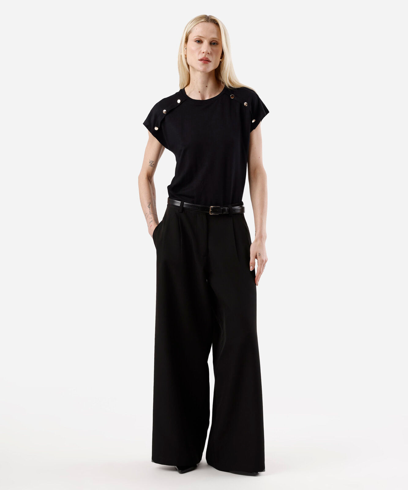 blusa feminina de viscose com recortes e botões preta