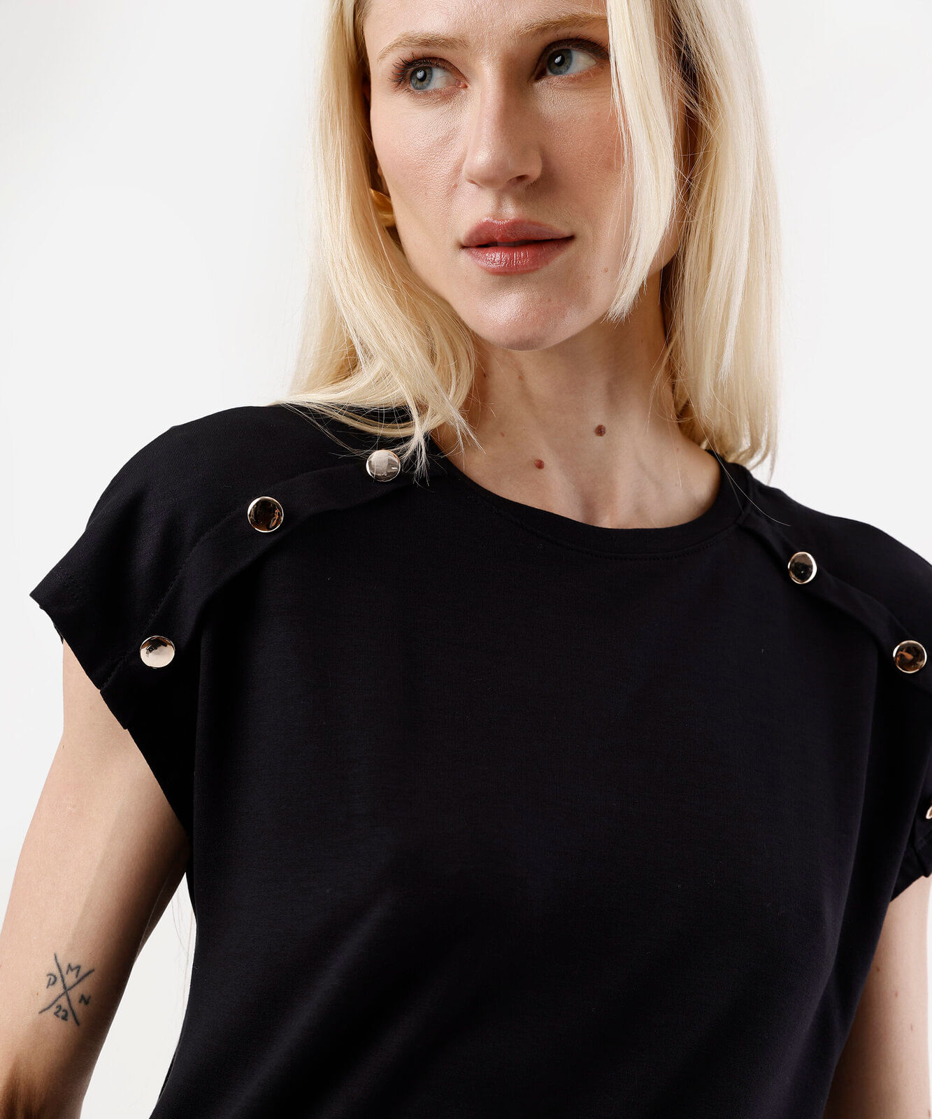 blusa feminina de viscose com recortes e botões preta
