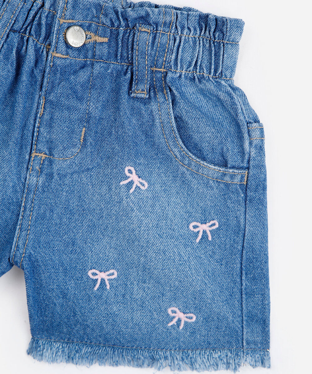 short clochard infantil jeans com barra desfiada bordado azul