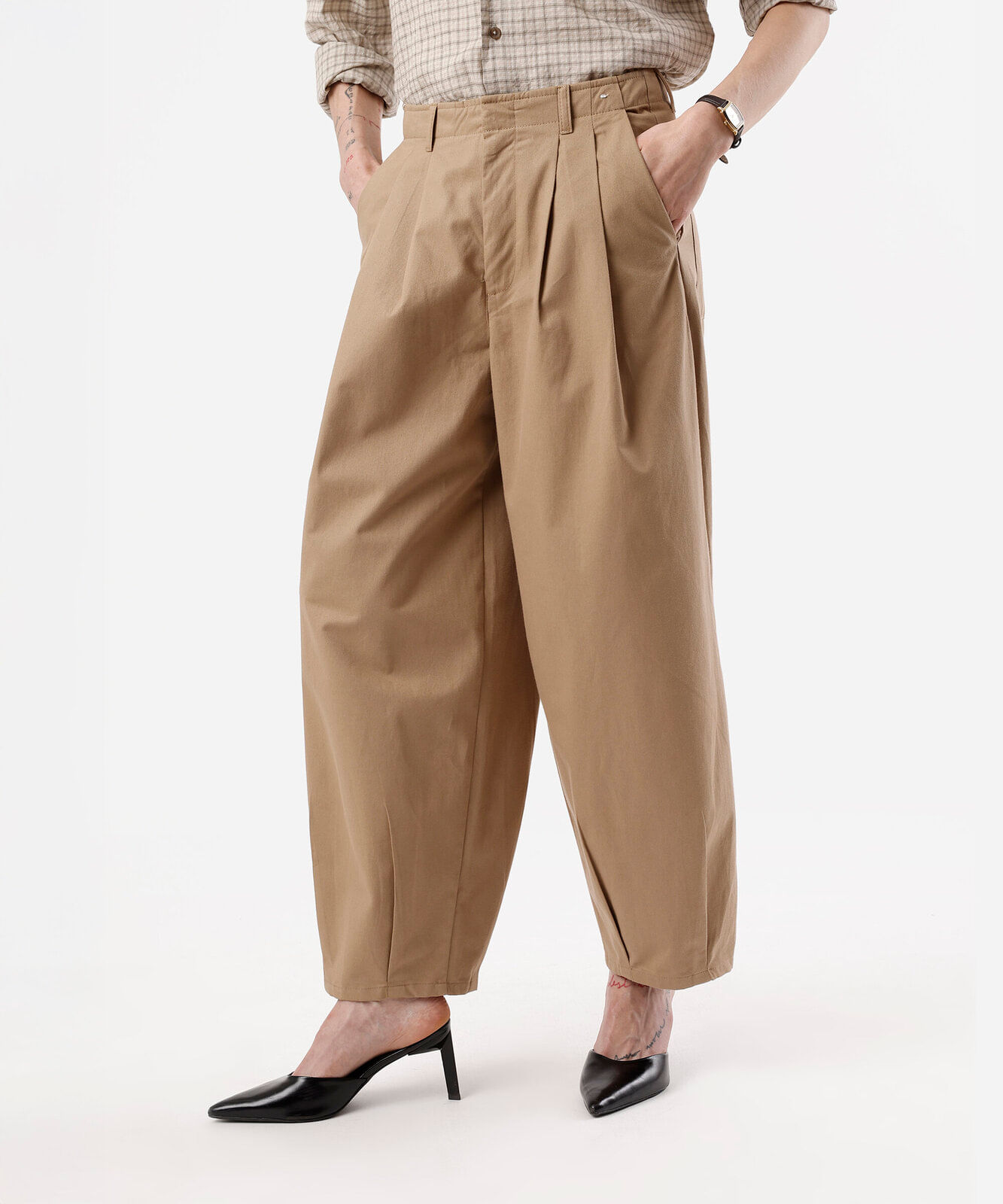 calça baggy feminina de sarja com pregas cintura média bege