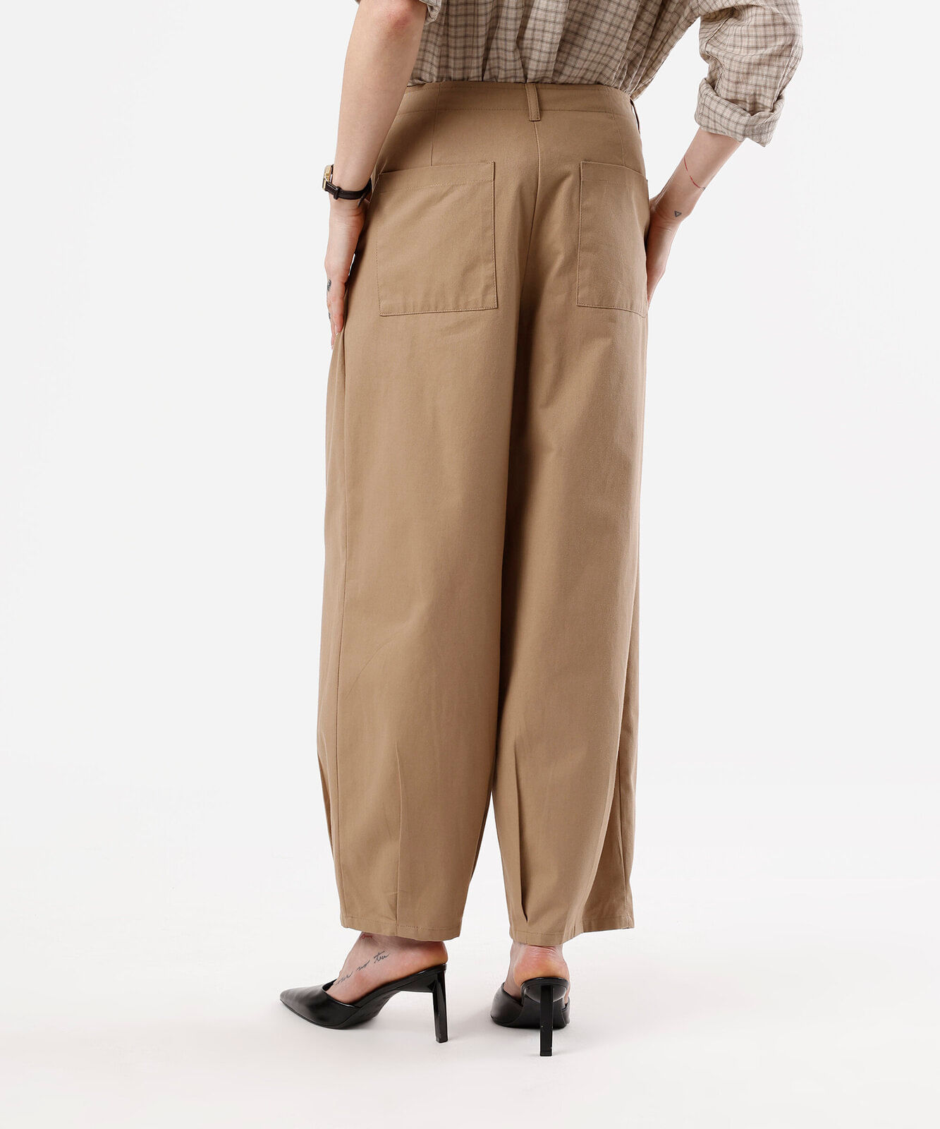 calça baggy feminina de sarja com pregas cintura média bege