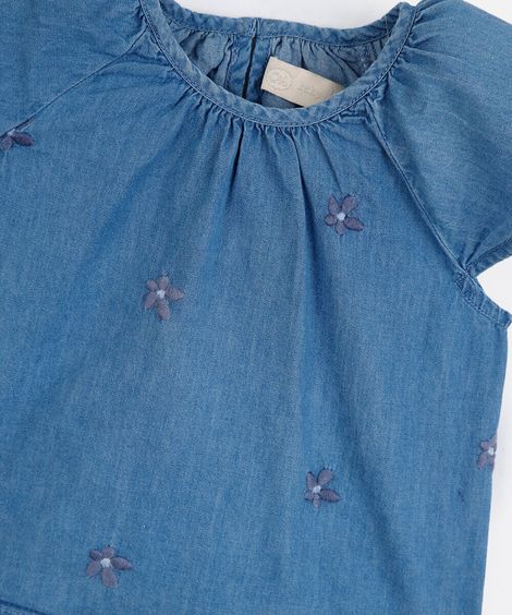 conjunto curto infantil jeans com bordado floral azul