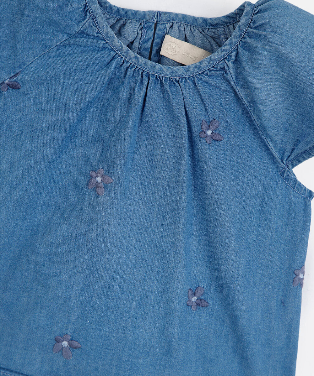 conjunto curto infantil jeans com bordado floral azul