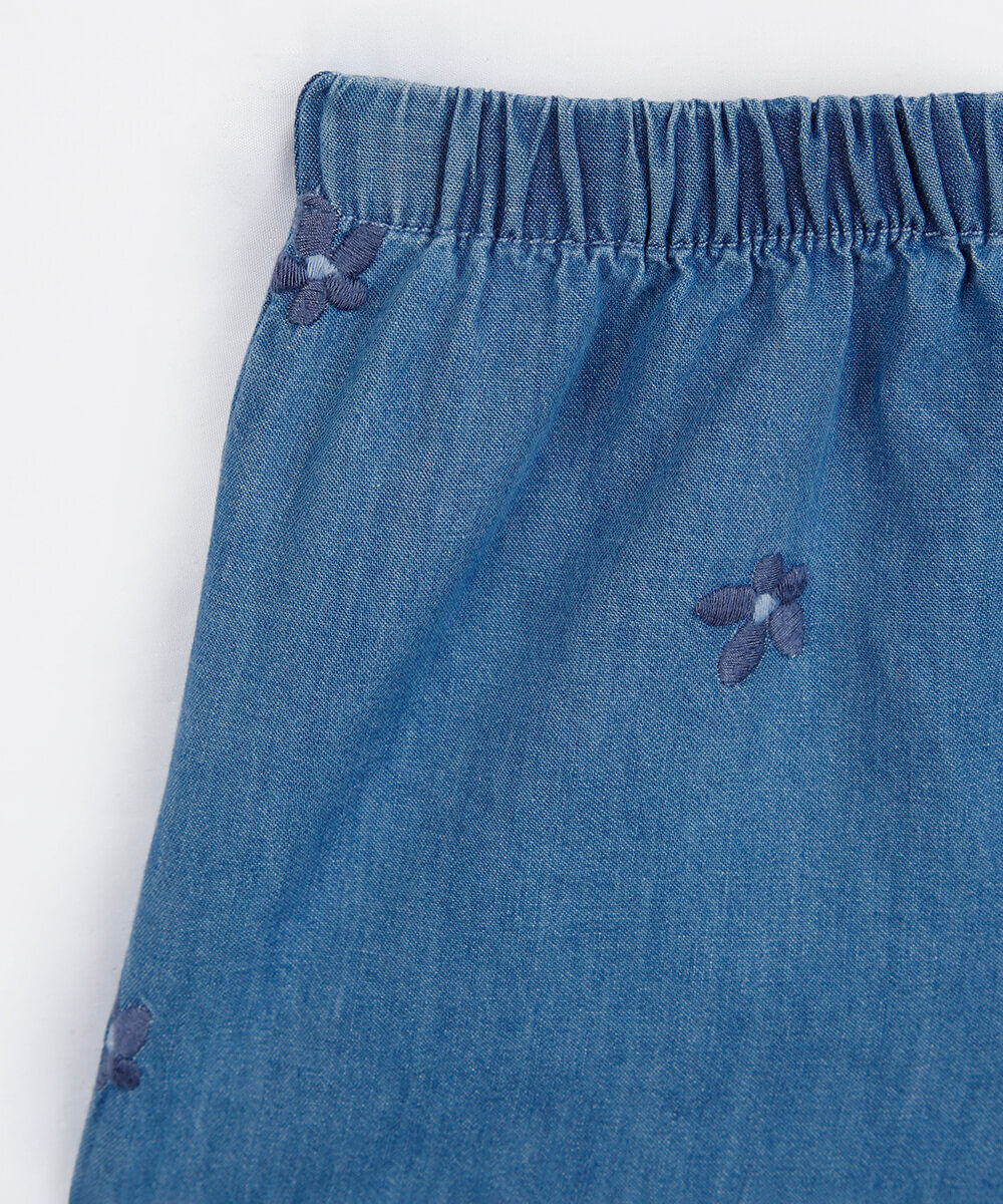 conjunto curto infantil jeans com bordado floral azul