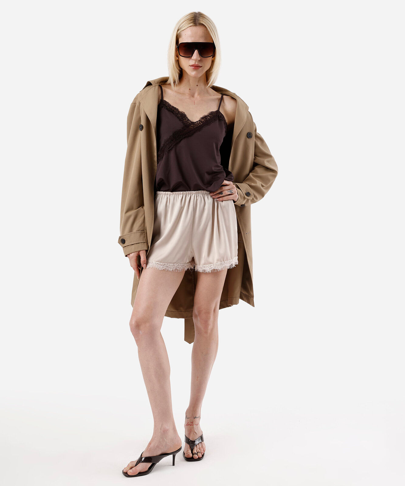 blusa assimétrica feminina com renda marrom