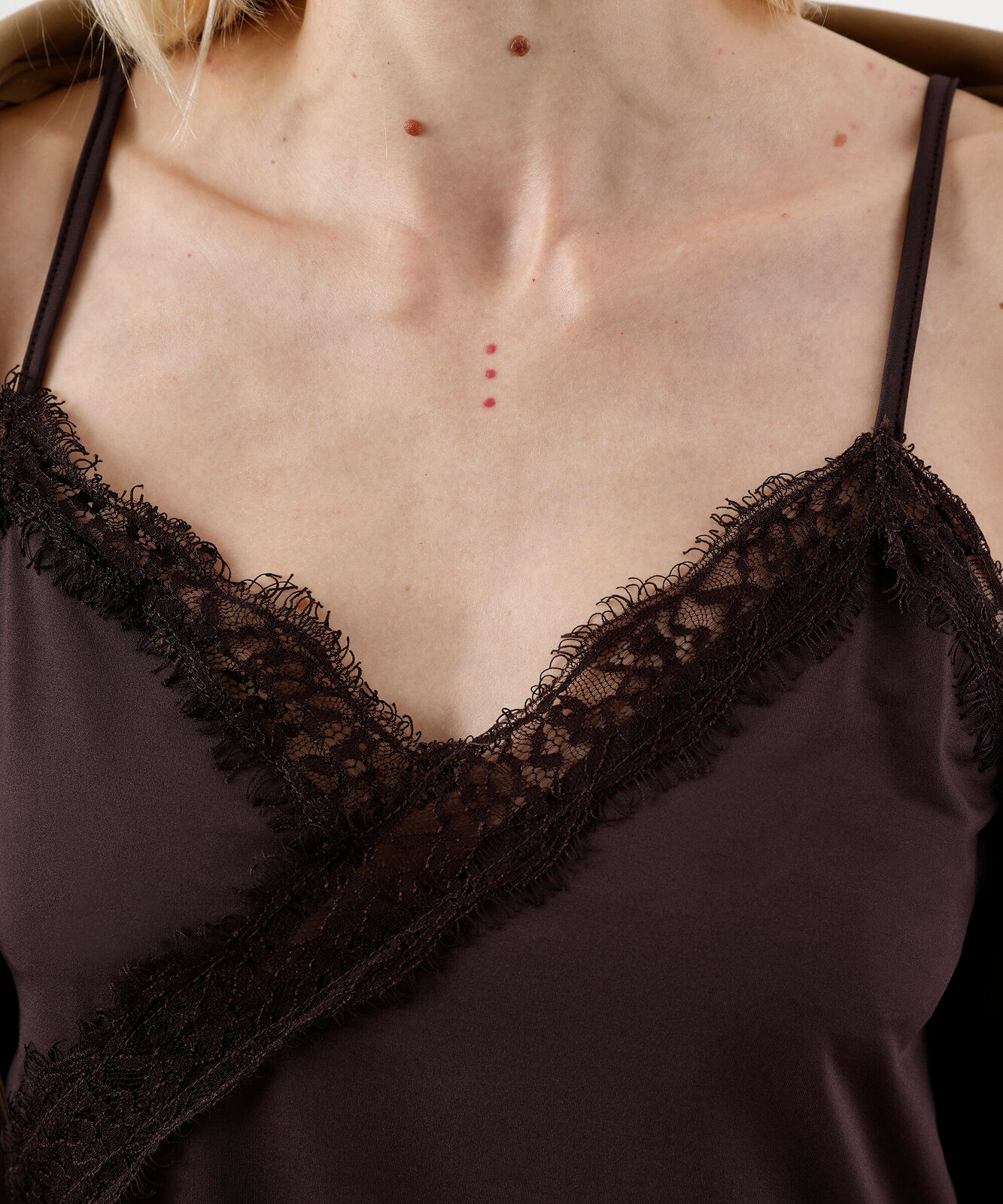 blusa assimétrica feminina com renda marrom