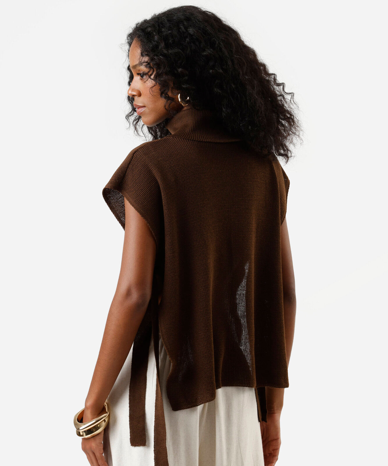 blusa feminina de tricot com abertura gola alta marrom