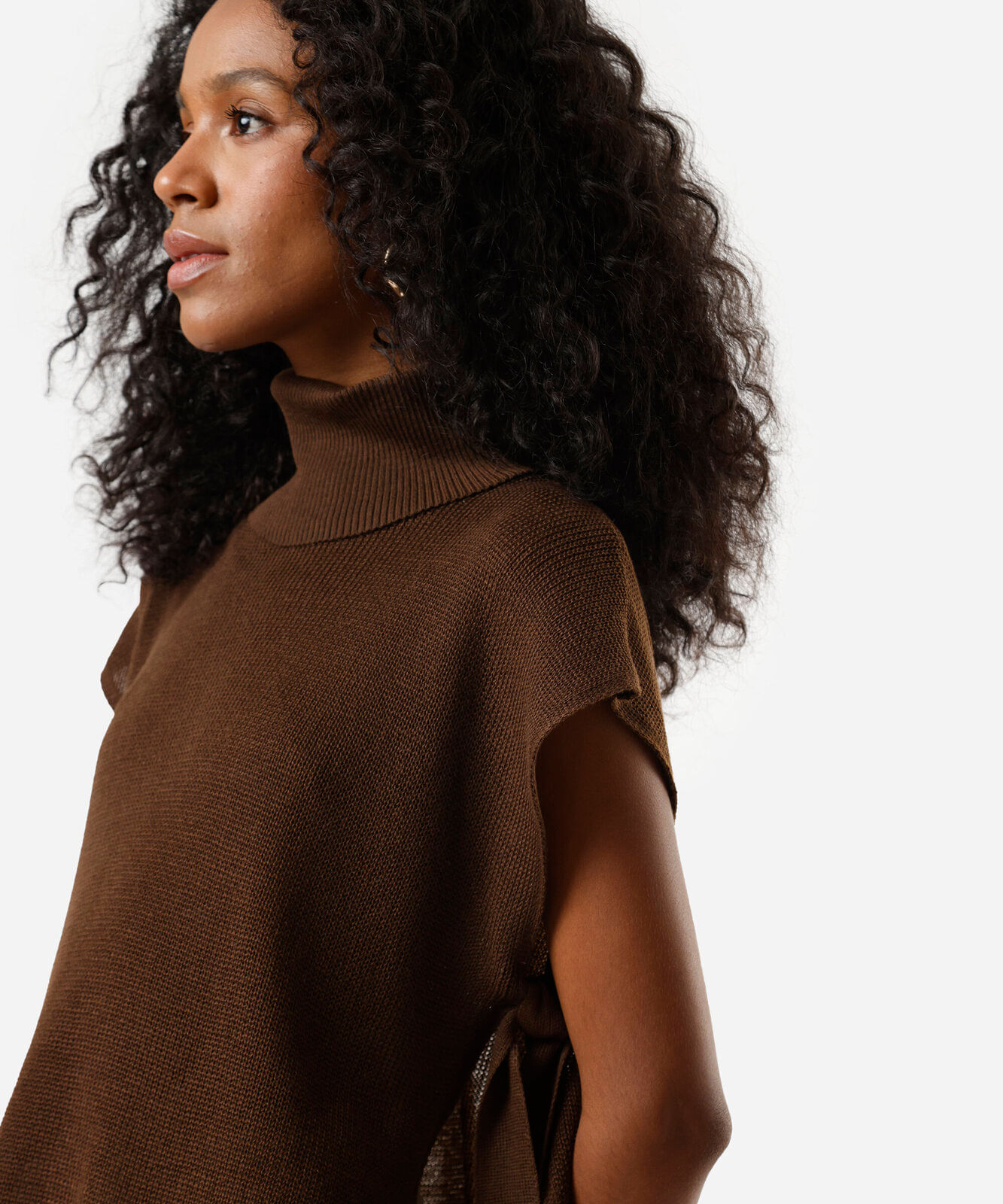 blusa feminina de tricot com abertura gola alta marrom