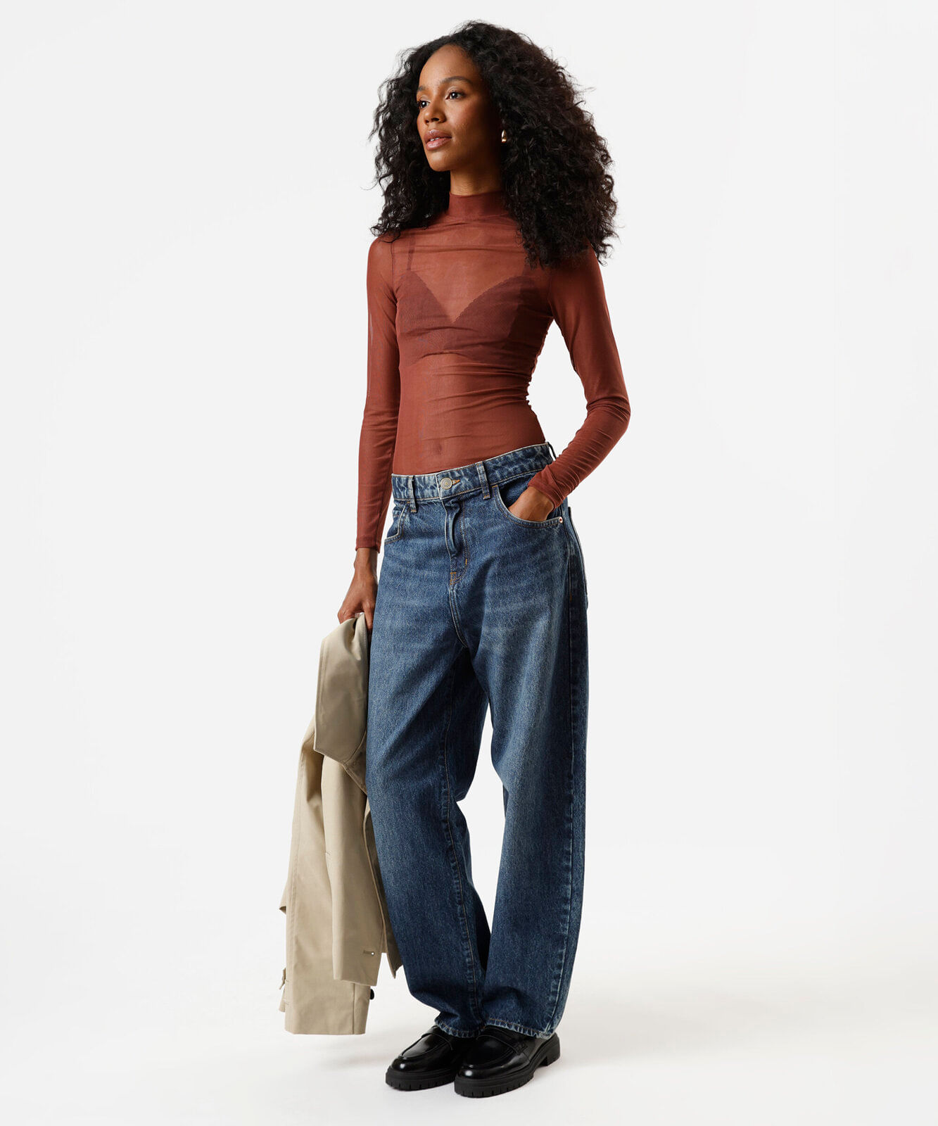 blusa de tule gola alta manga longa marrom