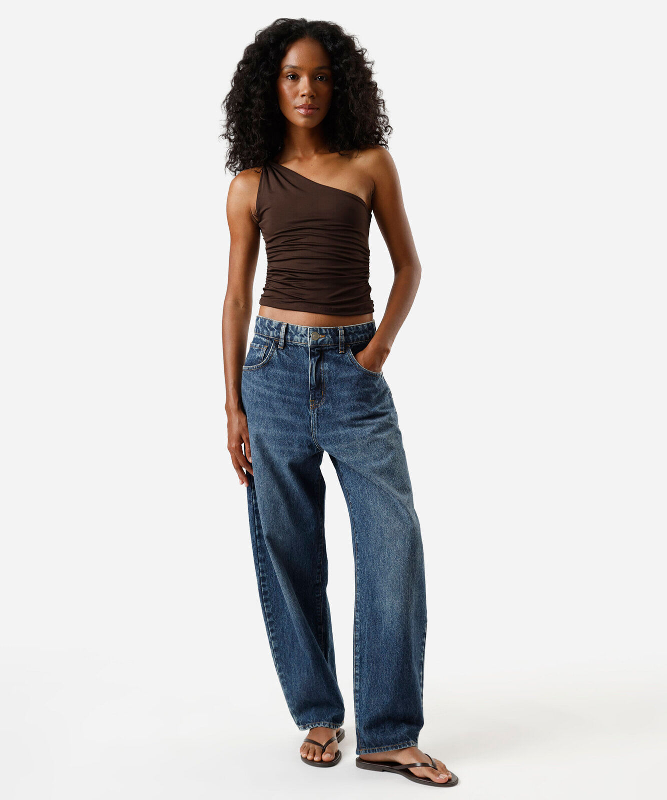 blusa ombro único feminina com franzido marrom