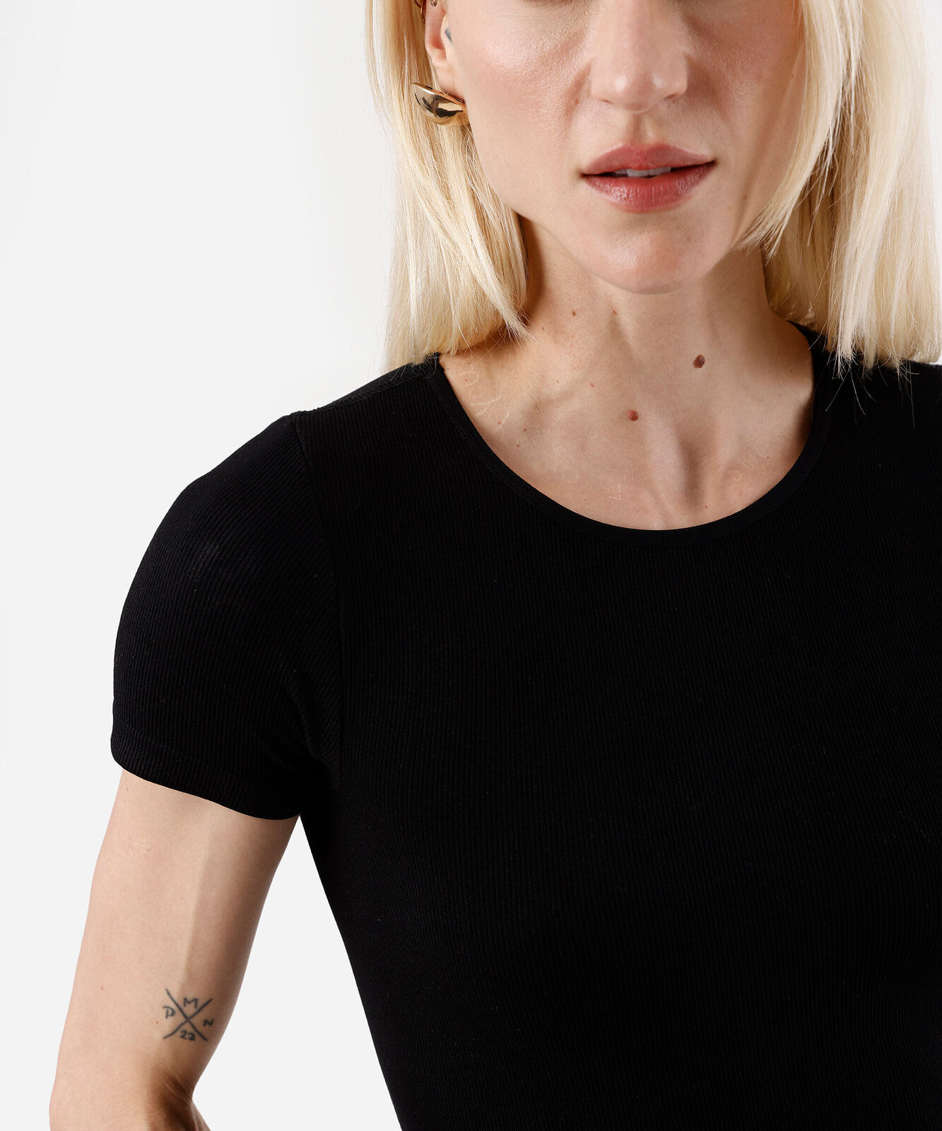 body básico feminino manga curta canelado preto