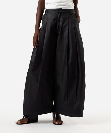 calça maxi balloon feminina de sarja resinada com pregas cintura alta preta