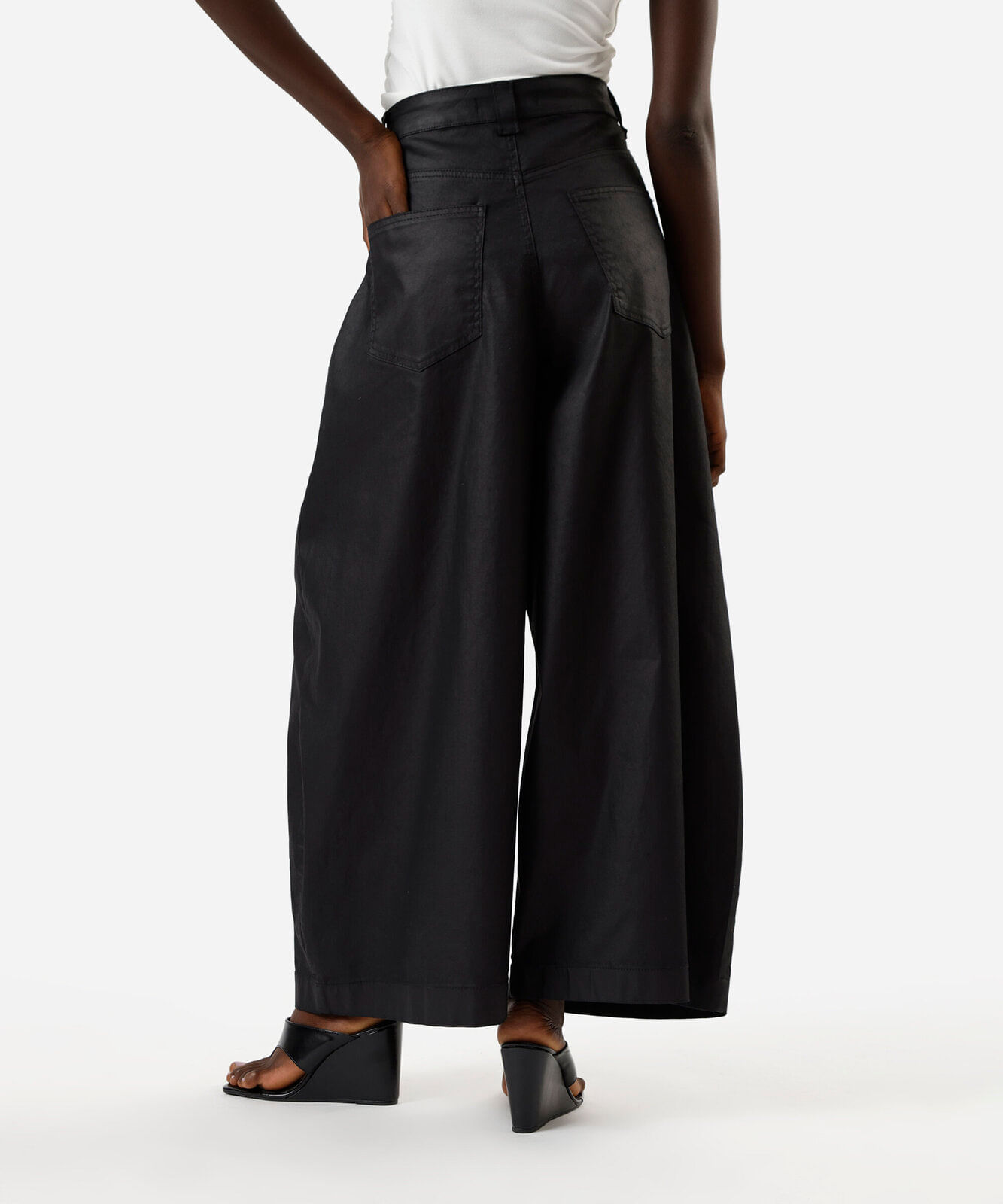calça maxi balloon feminina de sarja resinada com pregas cintura alta preta