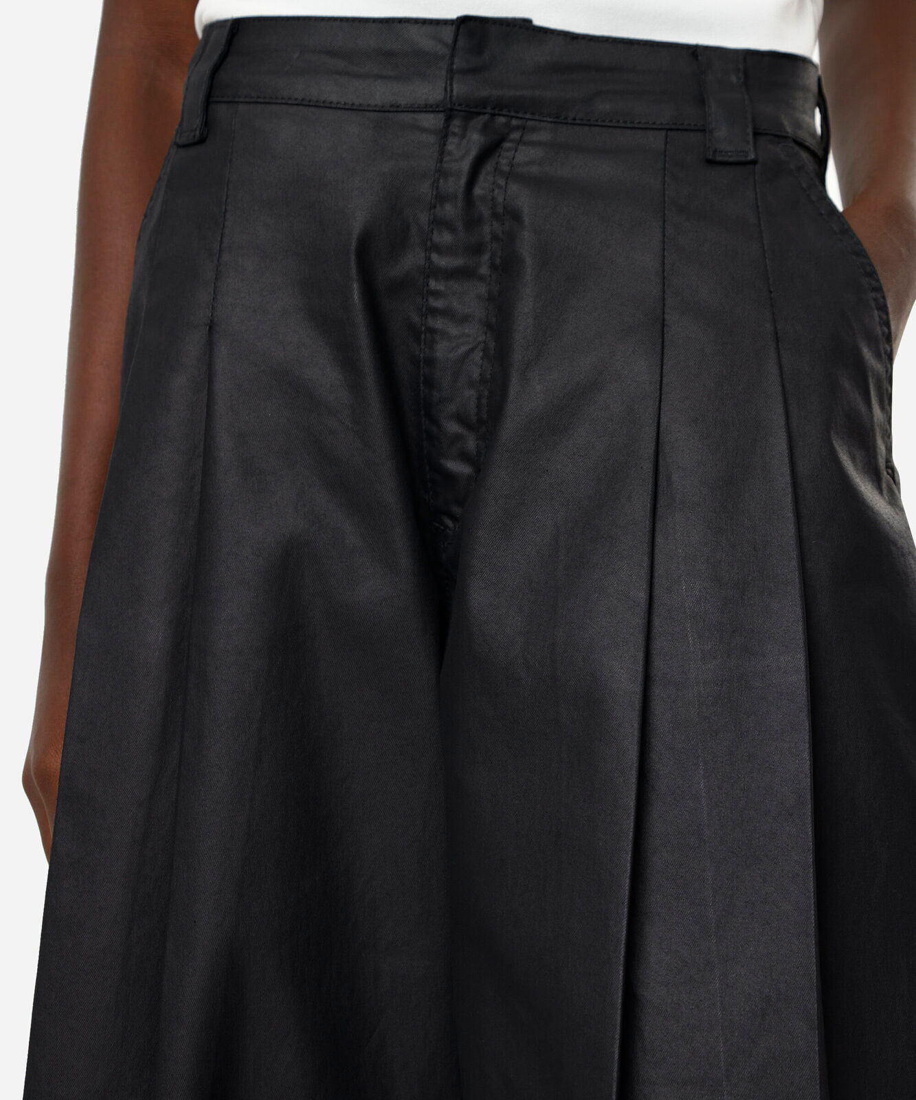 calça maxi balloon feminina de sarja resinada com pregas cintura alta preta