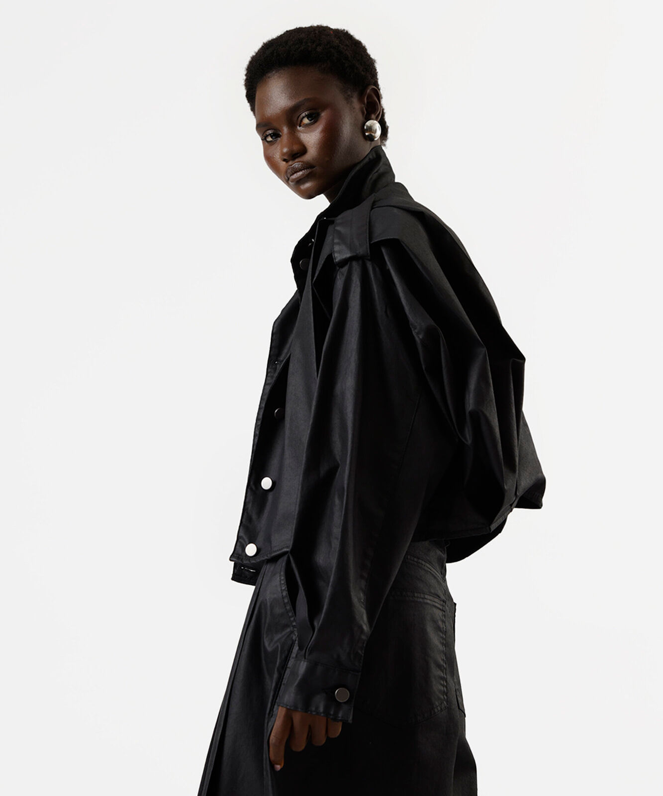 jaqueta bomber feminina de sarja resinada gola funnel neck com pregas preta