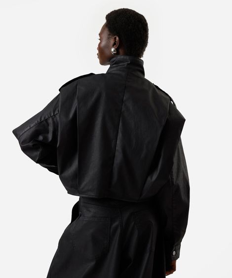 jaqueta bomber feminina de sarja resinada gola funnel neck com pregas preta