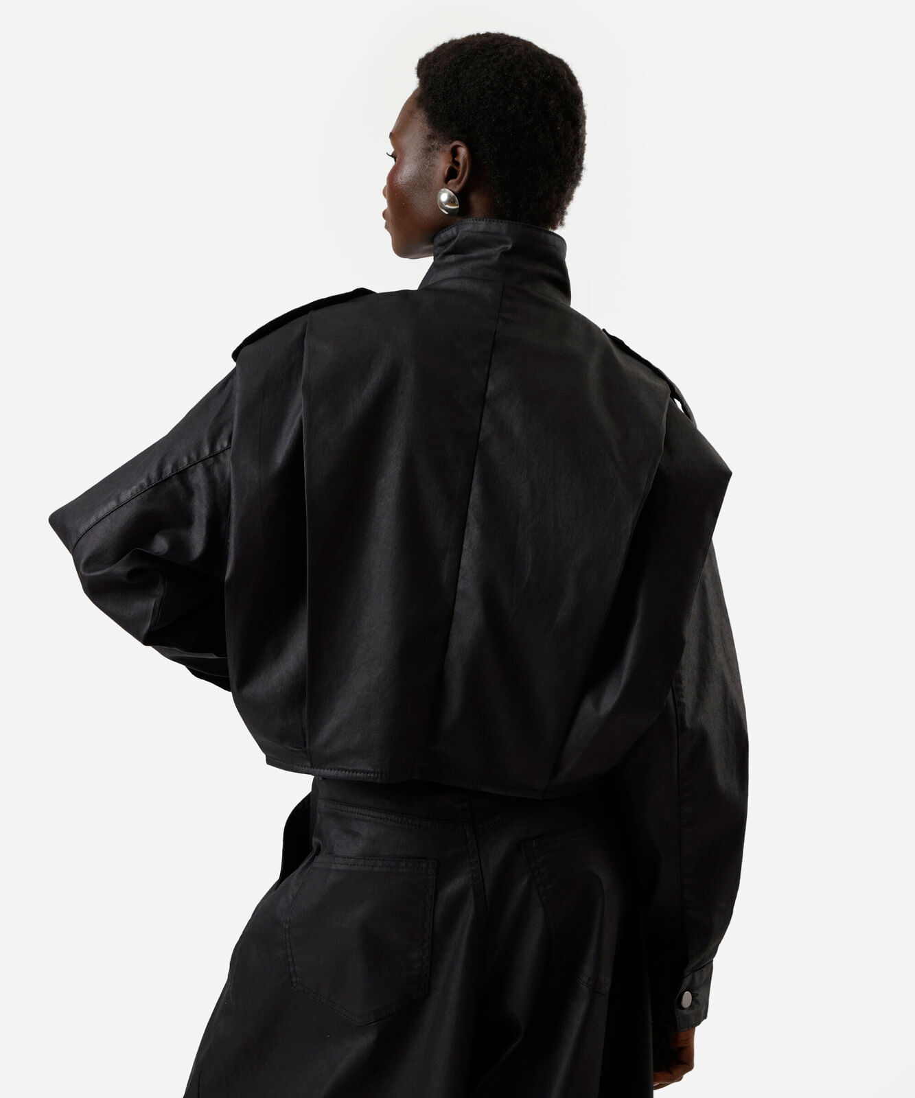 jaqueta bomber feminina de sarja resinada gola funnel neck com pregas preta