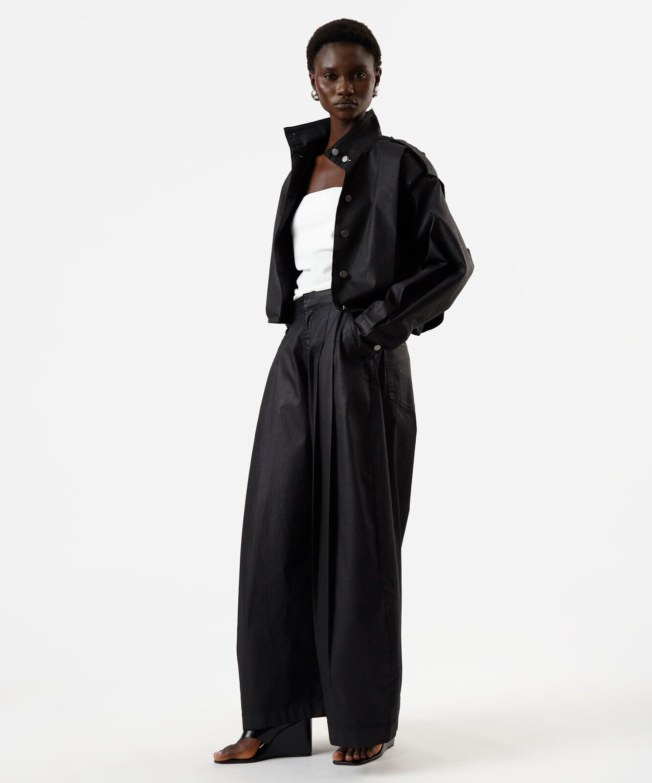jaqueta bomber feminina de sarja resinada gola funnel neck com pregas preta
