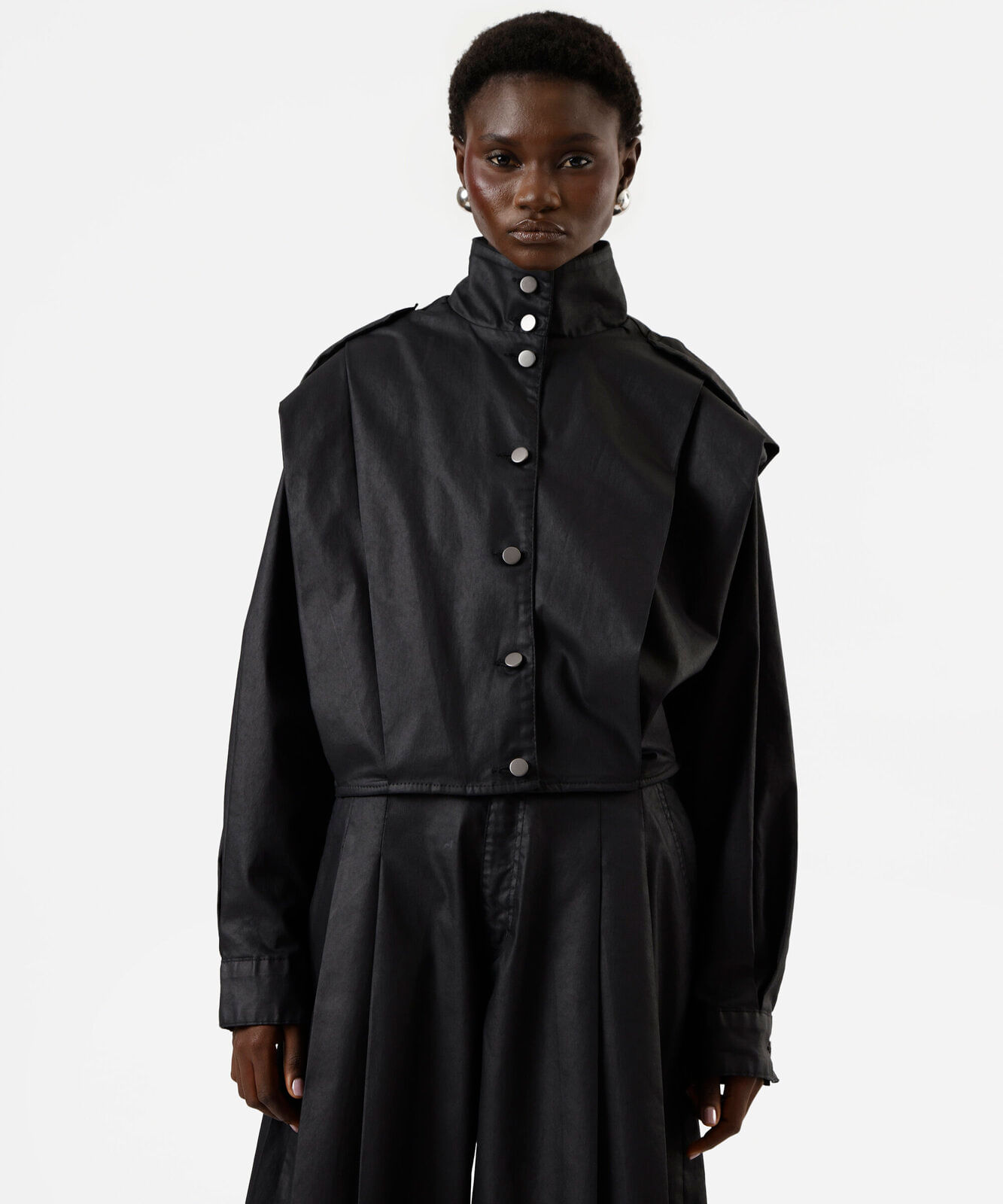 jaqueta bomber feminina de sarja resinada gola funnel neck com pregas preta
